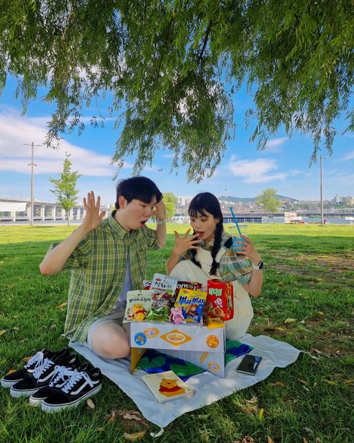 폴리이즘 커플🖤 on Instagram: "점점 더 무더워지는 한여름🏖 폴리들은 이럴 때 생각나는 시원한 맥주에 과자안주가 생각나는데용🍻 마침 폴리들은 한강으로 나들이 갈 계획이어서 폴리들