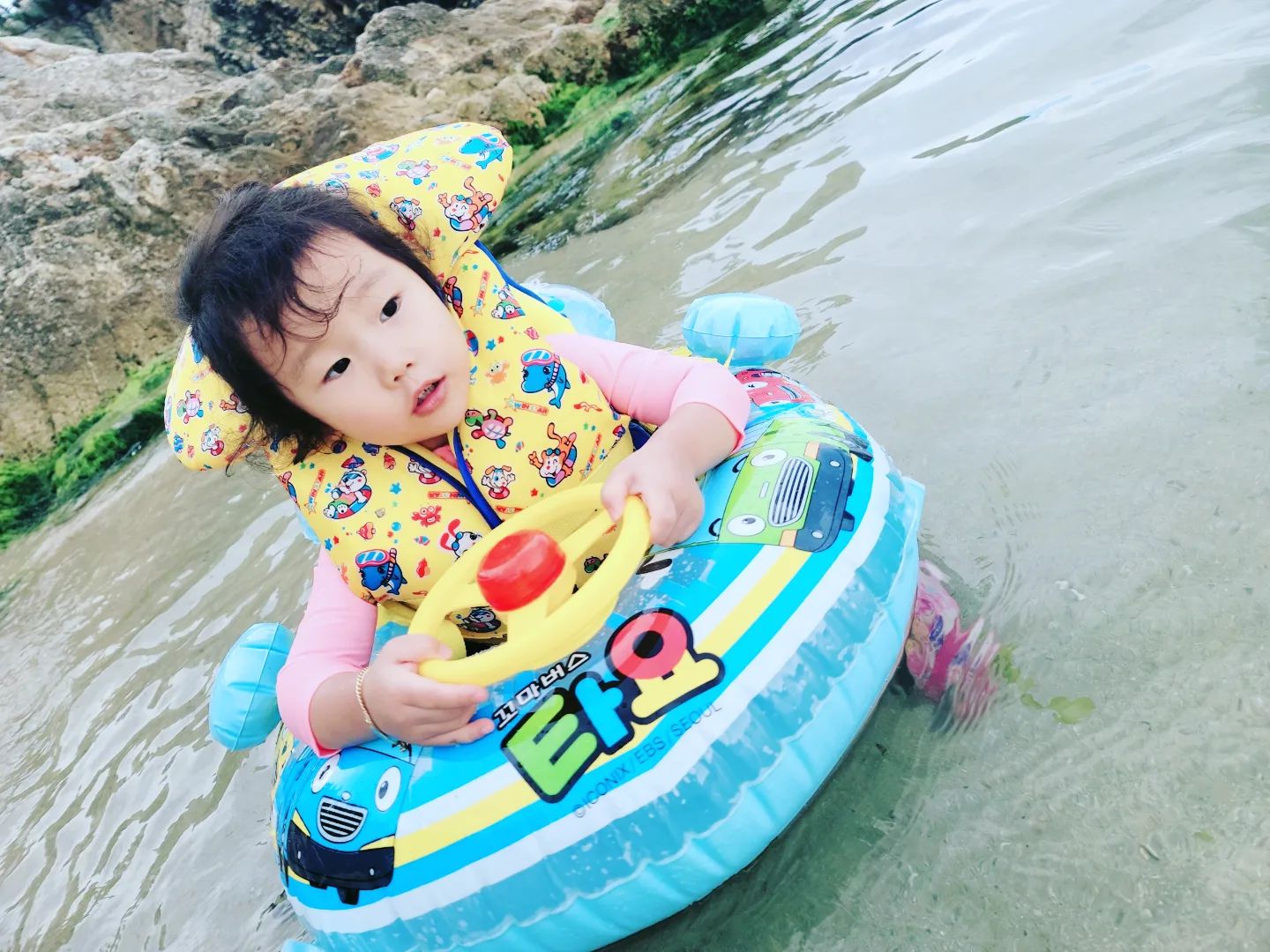 𖤐
⠀
작년에는 남해 갔으니 올해는 동해로🏖
개장전 도착한 갈남항 물은
아이스박스 속 얼음을 풀어놓은듯 차가웠지만
그럼에도 불구하고 8시간을 물에서 놀고 자던
기막힌 녀석들 덕분에
첫째날 여름휴가는 모두 기절했다고 😴
⠀
#여름휴가 #갈남항 #장호항