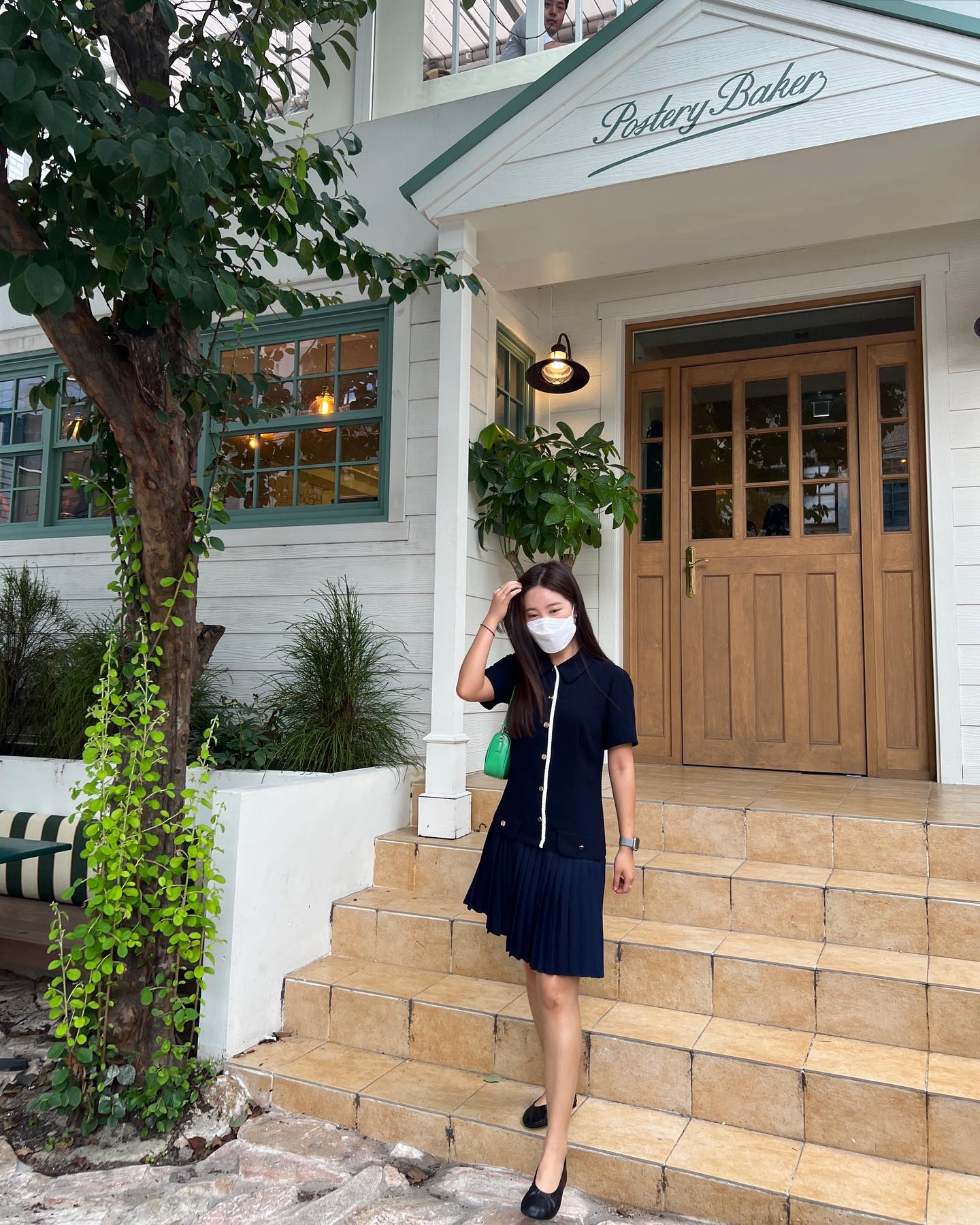 핫한 곳에서 아용이가 찍어줌, 근데 나 왜 부었어?🙃
#압구정 #포스터리베이커