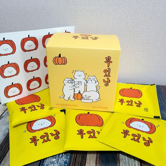 @lovesome_eunn on Instagram: "#광고 아침에는 얼굴이 붓고 저녁엔 일하구 나서 다리가 부을때 먹기 딱 좋은 #부었냥#호박티 얼굴붓기는 물론 부종이있는 저에게는 더 좋았어용!!다리가 가벼워지는
