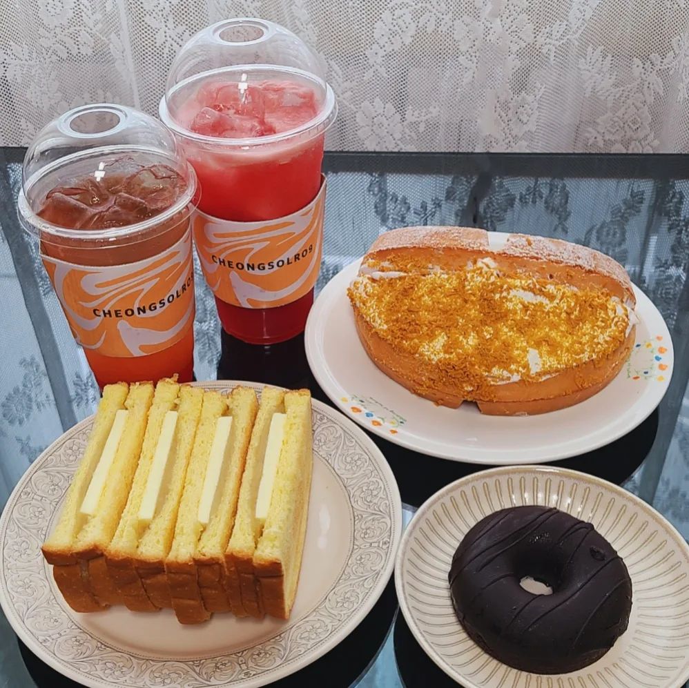 #협찬 먹어봤던 카야잼토스트 중에 진짜 쩰 맛있었던 곳🧡🧡

더운 여름에도 식욕은 왕성왕성 ㅎㅎ
1차로 꼬기를 흡입하고 오는길에
당충전이 시급해서 친구랑 같이 청솔로9 카페에 다녀왔어요🏃‍♀️

이것저것 포장해서 친구네집에가서 먹으며 영화도 보고 완전 힐링이었죵💕

메뉴판을 보니 다욧할때도 먹기 좋은 디저트들도 있어서 넘 좋더라구요🤗

주문한 메뉴는⤵️

🔹️카야잼 토스트🔹️

버터에서 진한 우유의 맛이 느껴지면서 달콤한 카야잼과의 조합이👍👍👍
과하게 달지 않은 적당한 달달함에 다른곳들에 비해 카야잼이 넉넉하게 들어있어 너무 맛있었어요😋❤️

지금껏 먹어봤던 카야잼 토스트중 단연 베스트!! 친구도 그렇다고 하더라구요~

🔹️비건도넛 초코🔹️

위에 초코코팅이 바삭한 식감
도넛 자체의 맛과 식감은 몽쉘이랑 비슷한것 같았어요~ 
달달함도 적당하고 초코 특유의 쌉싸름한 맛도 있는게 매력있는 도넛이었죵 🍩💛

🔹️브라운 치즈와플🔹️

가루가 짭쪼롬하면서 치즈향이 폴폴~🧀
캬라멜 소스가 더해져 맛이 없을수가 없는 맛!
와플 식감은 쫀득 촉촉~~
왕듬뿍 생크림까지 더해졌으니 맛은 보장이죠😋👍

🔹️수박쥬스🔹️

수박 과즙맛이 제대로~ 🍉
더운 여름에 돌아다니느라 완전 목말랐었는데 달콤하고 시원한 수박쥬스 쭉쭉 들이키니 살것 같더라구요 ㅎㅎㅎ

🔹️레드자몽 에이드🔹️

상콤달콤함에 약간의 탄산도 느껴졌어요
자몽과즙이 씹히는데 이것도 맛있었어요😚🍊

주문했던 메뉴들 만족 💯
가격도 저렴한 편이라 완전 갓성비가 따로 없더라구요😆

시원~하고 달콤한 수박쥬스에 카야잼 토스트.. 또 먹고싶네여🤤

#인천주안카페 #청솔로9
.
.
.
#버프밀 #냉마 #와플 #수박쥬스 #레드자몽에이드 #브라운치즈와플 #비건도넛 #카야잼토스트 #주안카페 #인천카페추천 #주안데이트코스 #디저트카페맛집 #인천디저트맛집 #맛스타그램 #먹팔환영