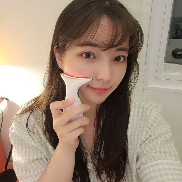 다다,여행 on Instagram: "역시 마사기기는 얼굴 찌뿌시켜주면서 해야 제 맛이지👍 이렇게 해야 쳐지고있는 제 피부가 막 리프팅 되는 기분이 나는거있죠??🤣 하지만 저의 손맛으로만은 부족