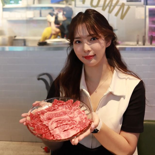 다다,여행 on Instagram: "#협찬 오랜만에 찐 고기집 찾아서 얼마나 기분좋은지 몰라요ㅠㅜㅜ🧡 저의 행복한 표정 보이시나윰??? ㅎㅎㅎ 같이간 짝꿍도 입에서 살살 녹는다면서 데려와줘서 고