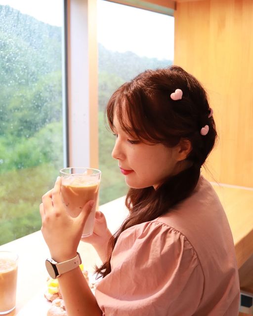 다다,여행 on Instagram: "#협찬 서울에서 자차로 40분이면 올 수 있는 가평카페 lx22에 갔다왔어요! ㅎㅎ 진짜 이렇게 큰 카페는 처음(?)보는것같아요 주차도 100대 이상 주차 가능할정도로 넓고