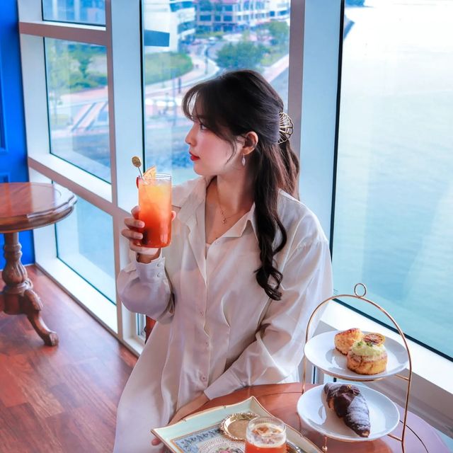 다다,여행 on Instagram: "#카페협찬 바다뷰가 너무너무 예쁘고 엔틱한 유럽풍 인테리어 감탄스러운 예쁜 카페에 초대받아서 다녀왔어요👋 빵이랑 디저트들도 다양하고 포토존 빼놓을수 없는