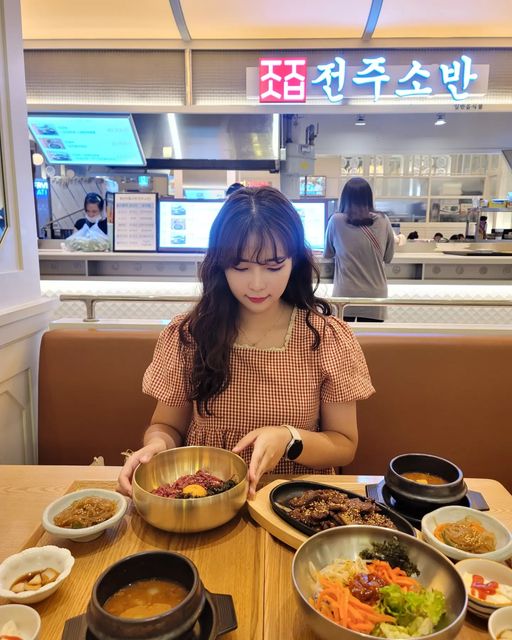 다다,여행 on Instagram: "#협찬 대구 동성로에 맛집으로 유명한 전주소반이 위례 스타필드에서도 생겼다길래 얼른 가봤어요!! 석갈비 + 비빔밥 +된장찌개 = 10500 원이라는 말도 안되는 가격으로