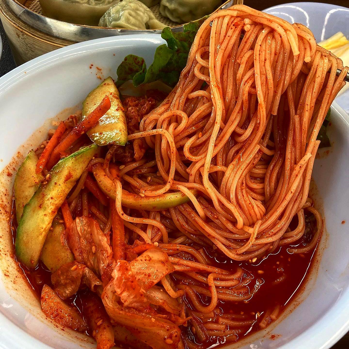 #미요요_연천

이렇게 맛있는 비빔국수 오랜만! 🥢
#강철비 국수로도 유명한 #망향비빔국수본점 ◡̈

💃🏻미요요 주문메뉴 💃🏻
비빔국수 ₩7,000 / 만두 ₩4,000

연천 망향비빔국수 본점은 50년 전통의 비법으로 만들어지고 있는데요.

정말 비빔 양념이 기가 막히고 코가 막히게 맛있었습니다 👍🏻

비주얼 보고 깜짝 놀랐어요.
양이 너무 많았기 때문이죠...ṑṑṑ

양파, 오이, 당근, 김치 등
야채가 정말 푸짐했어요🥬🥕🧅

한입 먹으면서 '맛있다'를 연발했어요. 살짝 매콤은 했는데 그래도 맵찔이에게 딱 적당한 맵기!!
너무 좋았어요.!(•̀ᴗ•́)و ̑̑

여기는 모든 게 다 셀프서비스인데요.
푸드코트처럼 큰 화면에 주문번호가 뜬답니다! 그래도 사람 많은 것 치고는 메뉴가 정말 빨리 나왔어요 ˃ᴗ˂

아기 국수도 있으미 어른 아이 모두 행복한 식사를 할 수 있답니다!
뜨끈한 육수도 있는데요~🫖
저는 육수를 4번이나 리필했답니다🤣

그리고 마지막에 먹은 귤 탕후루 진짜 안잊혀져요🍊

망향비빔국수 본점이 정말 맛있다고 하는데요! 제가 사는 동네에도 체인점이 생겼더라고요 ͡° ͜ʖ ͡° 한번 맛을 비교하러 가볼까해요 🤔

연천에 가시는 분들은 꼭 망향비빔국수 들려보세요!

✅ 시간당 100팀 한정입니다!
✅ 주차 공간은 정~말 넓어요
✅  애견 동반 야외 자리도 완비되어 있어요

|| 업체명 :  망향비빔국수 본점
|| 주소 :  경기 연천군 청산면 궁평로
|| 영업시간 :  매일 10:00-20:00
|| 전화번호 : 031-835-3575

#먹스타그램 #맛스타그램 #먹스타 #맞팔 #먹팔 #선팔 #먹방 #맛집 #연천맛집 #망향비빔국수 #비빔국수 #음식 #먹부림 #선팔하면맞팔 #소통 #소통해요 #국내 #여행 #맛집추천 #foodstagram #koreanfood