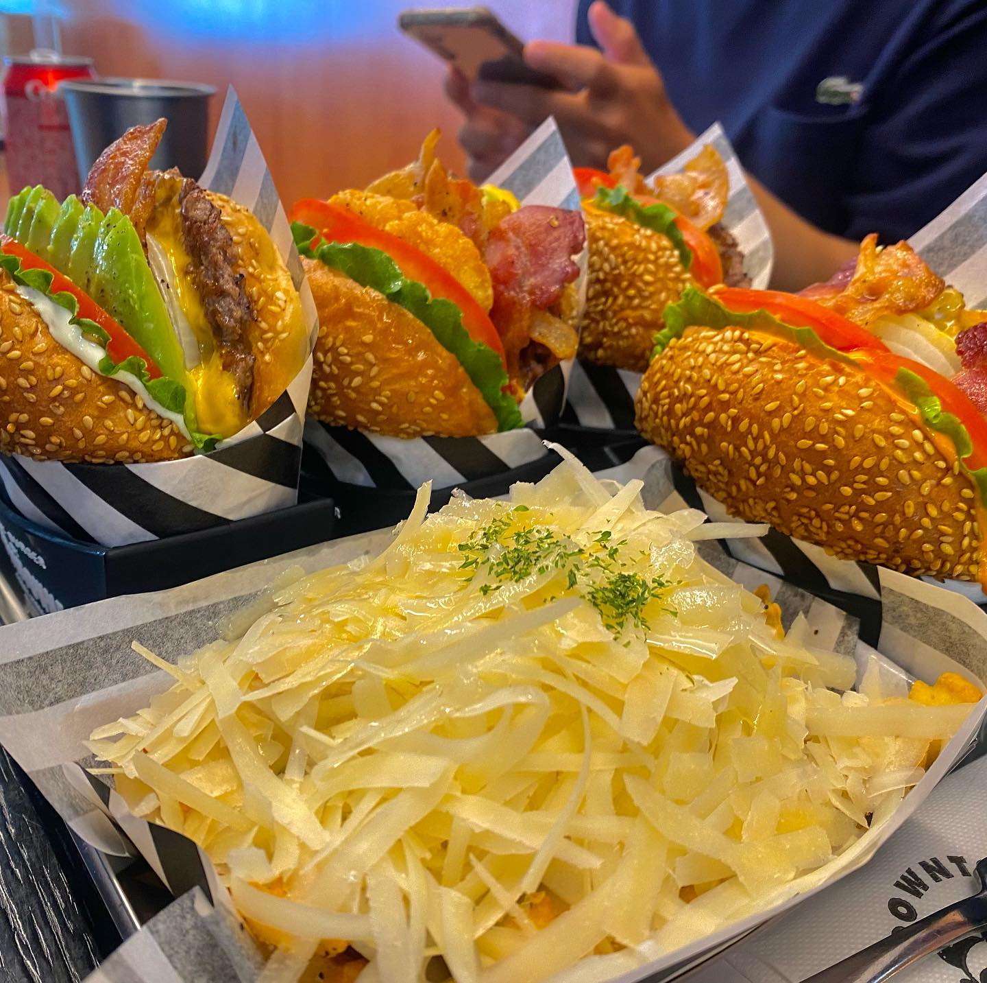 🍔햄버거 러버들 성지🍔
이태원에서 햄버거 일짱 먹은 다운타우너 홍대점 다녀왔습니다 존맛구리😋
가격도 만원 이하로 착해요

버거 맛도 좋지만 감튀도 지존맛 츄베룹 
홍대 입구 역에서 한 10분 정도 걸어 구석 구석으로 가더니 하얗고 감성 터지는 버거집이 나왔습니다🤍
데이트 코스로 최고에욥🥰

버거 수혈하러 버거 일짱 다운타우너 헐레벌떡ㄱㄱ

대표메뉴
아보카도 버거 9,800원
베이컨치즈버거 8,300원💛
갈릭버터치즈버거 6,800원

📍다운타우너 연남점(서울 마포구 월드컵북로6길 12-13 1층
🕐 Open: 11:00 ~ 21:00 Everyday 

.
.
#데이트맛집 #서울데이트 #버거맛집 #다운타우너 #먹팔 #맞팔 #서울버거맛집 #햄버거 #햄버거맛집 #데이트코스 #디마에 #seoulrestaurant #burger #avocado #seoultravel