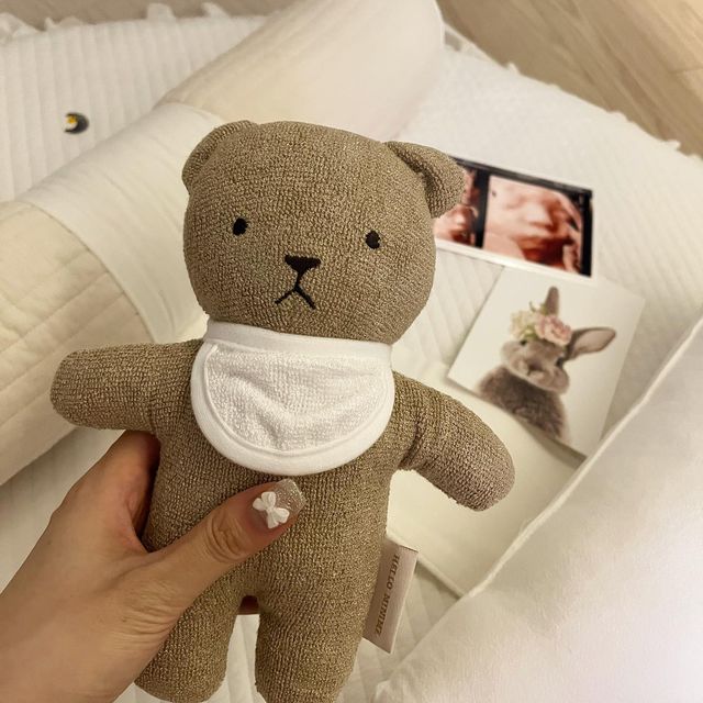 度熺 on Instagram: "예지가 보내준 귀여운 애착인형🧸❤︎ 임신하고 나니까 이상하게 곰돌이만 보면 눈이 돌아간당... 곰돌이도 귀엽고 구르미도 귀엽고 아기용품은 왜 다 귀여울까👶🏻🍼 #