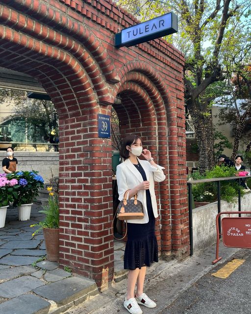 度熺 on Instagram: "나연이가 극찬했던 #꽁티드툴레아 #초코무스 🍫🧁❣️ 여기 온 사람들 다들 잘생기고 예쁘더라..🥺 #압구정로데오맛집#압구정로데오카페#압구정카페#임산부일상#임신6개