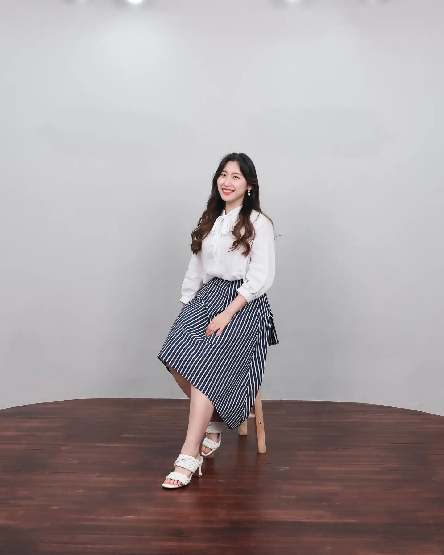 .
7월의 어느 더운 날🌞
남들은 한 살 먹을때마다 그 나이의 모습을 증명사진이든, 프로필이든 잘 기록하던데 왜 나는 시도해보지 않았을까 조금은 후회가 됐지만, 셀프사진관 괜찮네🤭
갑자기 간 것 치고, 의상이 맘에 안들었던 것 치고, 포즈를 못잡아서 의자에만 의존한 것 치고.
사장님도 왕짱 친절하시고 재밌었당ㅎㅎㅎ
.
#셀스타그램 #생애첫 #셀프스튜디오 #셀프사진관 #사진스타그램 #혜화사진관 #포토메카 #29살기록 #사진기록