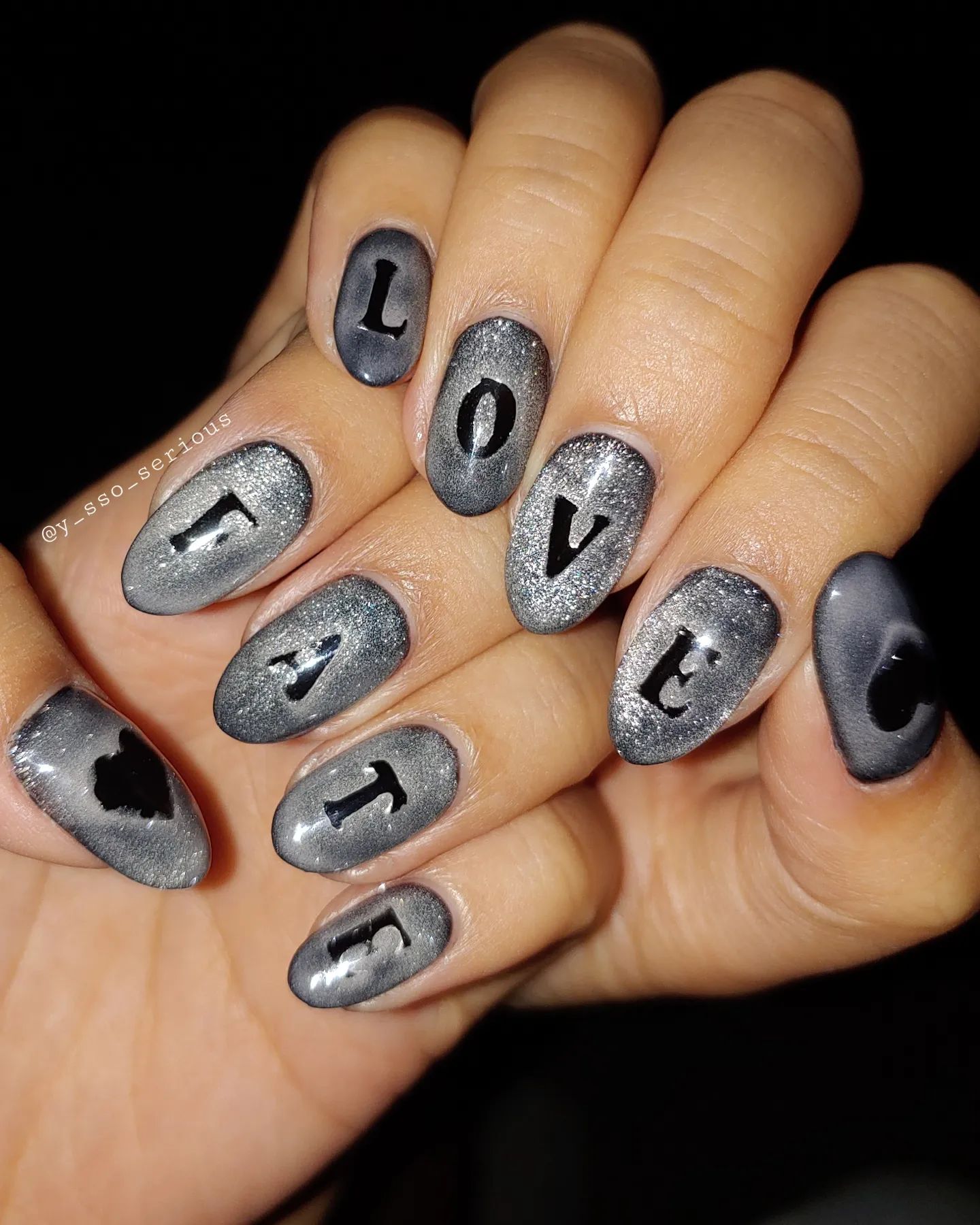 🖤𝐅𝐀𝐓𝐄 𝐋𝐎𝐕𝐄🖤

#셀프네일 #레터링네일 #자석네일 #블랙네일
#selfnails #letteringnails #magnetnails #glitternails #blacknails
#fate #love #fatelove #🖤
#yssoseriousnail