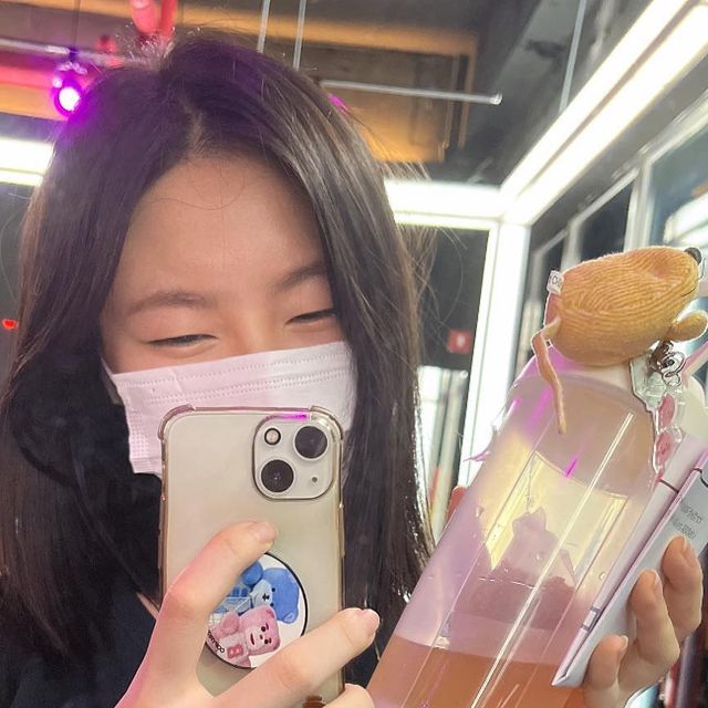 이효진 on Instagram: "#광고#호박차#호박티#부었냥#올댓뮤즈#소유 

운동하면서 자주 마셨어요! 일을 하면서 앉아만있으니 다리가 많이 붓는데 운동과 호박차를 같이 마시니 아침에 아주 가벼웠어요🥰 저처럼 앉아서 일하시는분 강추!! 맛이 찐하게 구수한게 특징이구 물 여러번 리필해서 먹기 필수입니닷✌🏻2번정도까지 잘 우러나오는게 대만족💕

부엇냥 호박티는 패키지 디자인까지 꼼꼼하게 신경썼어요! 스티커도 보내주시구 하나씩 개별 포장되어있는데 뒷장은 또 냥냥이 뒷모습😭 보기만해도 기분 좋은 패키지구성 만나보세용👍🏻

본 제품은 올댓 뮤즈에서 소유가 소개한 호박차입니다."