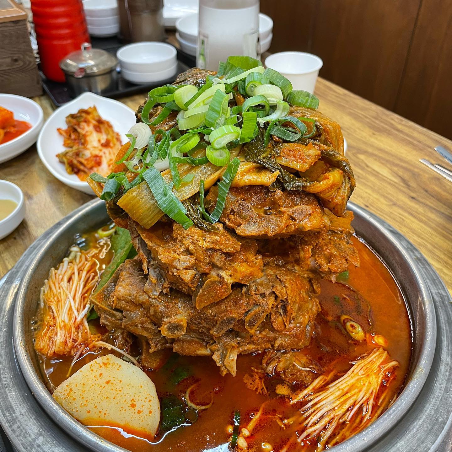 #송파맛집 #청년감자탕 

🔥 #이성원쉐프의청년감자탕 

감자탕 땡길 때 아묻따 생각나는 청년감자탕-!
소짜인데 이렇게나 많아서 배 터져오🤣

⚡감자탕 소_28,000원
⚡깍두기볶음밥_2,000원
⚡치즈볶음밥_4,000원

#송파나루역맛집 #감자탕 #감자탕맛집 #감자탕하면생각나는그집 #송파맛집추천