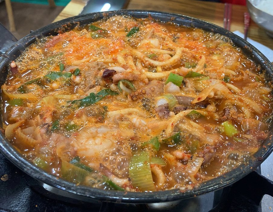 #조방낙지 #추억의맛집 #포항맛집 #낙지

오늘은 포항맛집을 소개하려고 합니당! 
바로 조방낙지 입니다~~🦑
현지인 추전 맛집으로 유명해서 저도 가봤습니당!(사실..제가 낙지, 쭈꾸미, 낙곱새 등등 이런류에 완전 미쳐요.. 요즘 집에서도 해먹고 싶어서 밀키트도 찾는 중입니당.. 추천 해주세용)

이곳은 40년이상의 전통이 있는만큼 입구에서부터 맛집임을 알 수 있었습니당!!
(여기는 체인점을 내지 않는 곳이니!! 주의⚠️하세요!!)

(주문내역)
-낚지볶음2인분
-우동사리

(후기)
밑반찬의 경우에는 백반집 느낌으로다가 여러가지가 나왔어용

낚지볶음은 낙지들이 먹기좋게 미리 잘려나와서 좋았구요, 맵찔이들도 딱 먹기좋은 매콤함이었습니당! 매운거 잘 드시는 분들의 경우에는 "매콤하게 해주세요~😄"라고 말씀드리면 될 것 같아요. 

대접으로 나오는 밥에 쓱 쓱 비벼서 한 그릇 뚝딱할 정도로 너~무 맛있었어용. 양념이 정말 묘하게 계속 손이 가는게 맛있었어요! 양의 경우에는 여자2명이 먹기에도 적당했습니다👍🏻

우동사리도 추가한 보람이 있게 맛이 굳굳굳! 이었답니당. 사리 추가했다고 자칫 싱거워지는 경우도 있는데, 전혀 그렇지 않고 간이 딱 맞았어요😋

참고로, 매콤하니 딱 술 안주이지만! 저녁 8시 이후로는 술을 팔지 않는다고 하니 참고부탁드립니당🍻

(가게 정보)
📍조방낙지
📍주소: 포항시 북구 중앙상가6길 10
📍번호: 054-242-1467
📍영업: 10:00-21:00 (휴무일: 없음)
📍주차: 시내에 위치하고 있어 주차장이 없습니당. 그래도 근처에 유료주차장은 있어요!🚘