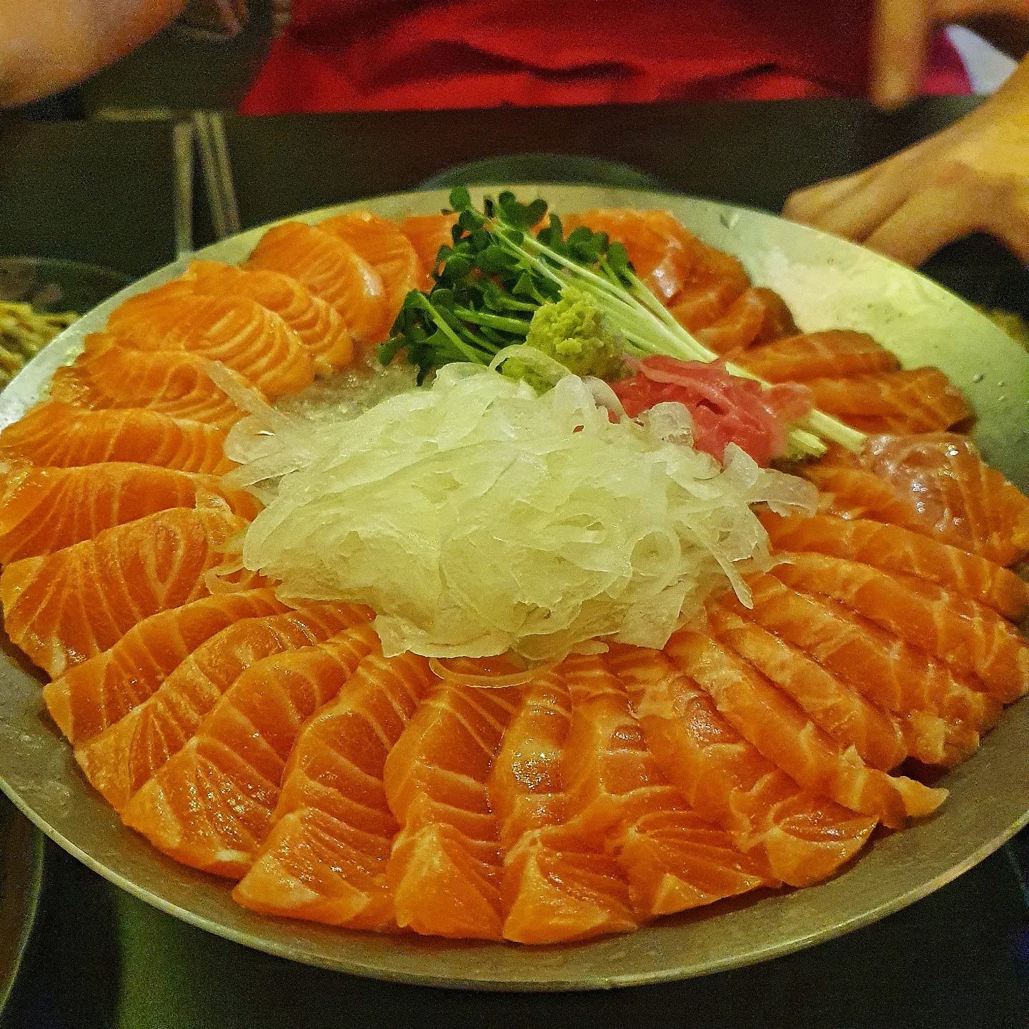 #협찬#김천재의육회반한연어

입에 착착 감기는 육회와 연어😍
같이 먹으면 행복도 2배!❤

☝️김천재의육회반한연어는
육회, 연어 무한리필 집인데요,
무한리필 메뉴 이외에도 단품메뉴들이 준비돼있고,
회덮밥 등의 메뉴들이 준비돼있으니
무한리필이라는 말에 겁먹지 마세용😚

☝️저는 육회+연어 무한리필을 시켰습니다!
가격은 1인당 24,900원이에용
구성은 육회, 연어, 샐러드, 김치전이 나옵니다😆
먼저 연어!❤
연어는 탱글탱글하고 연어 특유의 달콤고소함이 잘 느껴졌어요
요즘은 무한리필이라고 퀄 무시하면 안되는거 아시죵?😉
김천재육회반한연어는 소스도 다양하게 주셔서
이것저것 찍어 먹어보면서 골라먹었습니다🤗

☝️육회!❤
육회 위에 노른자를 쓰윽 비빌 때의 쾌감!🤤
삭삭 비벼서 배랑 같이 싸먹으면 달달한 맛이
입안에 싸악 퍼집니당
다만, 육회의 경우는 연어보다 조금 퀄이 부족한 점도 
있다고 생각하는데요,
이 부분은 가격을 생각했을 때 ‘맛이 없다’가 아니라
소고기집 퀄리티까지는 아니라는 점만 참고해주셔용
개인적으로 육회보다는 연어가 더 좋았습니다😘

☝️마지막으로 김치전과 샐러드!❤
맨 처음엔 웬 김치전이지? 했는데
먹다보니까 계속 손이 가더라고요😯
안에 있는 김치들이 느끼한 맛을 잡아주기도 하고
연어랑 육회의 부드러움 속에서
김치전의 바삭쫄깃함이 좋았습니다
(김치전 바삭하게 해달라고 부탁하세요~🙏)
샐러드의 경우에도 양념만 스윽 뿌린 샐러드가 아니라 견과류도 들어있어서 씹을 때 고소함이 톡톡!

☝️리필했을 때의 퀄도 중요하죠!
리필했을 때 육회는 동일한 퀄리티로 제공되고,
연어는 처음처럼 정갈하게 나오진 않지만
뒤지지않는 퀄리티가 나옵니당
다만 회의 특성상 똑같은 부위가 나오지 않는 점!
참고해주세용😊

☝️사실 저는 연어무한리필이라고 하면
가격도 가격이지만 그만큼 못먹을 것 같다는 생각에
자주 방문하지는 않는데요🤔
김천재의육회반한연어는 단품 메뉴들이 많아서
이 단점들이 무색해집니다!👍
꼭 배불리 먹어야겠다는 마음 말고도
가볍게 반주 걸치고 싶을 때,
좋은 안주를 합당한 가격에 드시고 싶을때!
김천재의육회반한연어, 어떠신가용?😍

#서현연어#서현육회#육회무한리필#연어무한리필#연어#육회#서현무한리필#무한리필#서현육회연어#서현무한리필맛집#서현맛집#김치전#연어회#먹스타그램#회#먹팔#맞팔