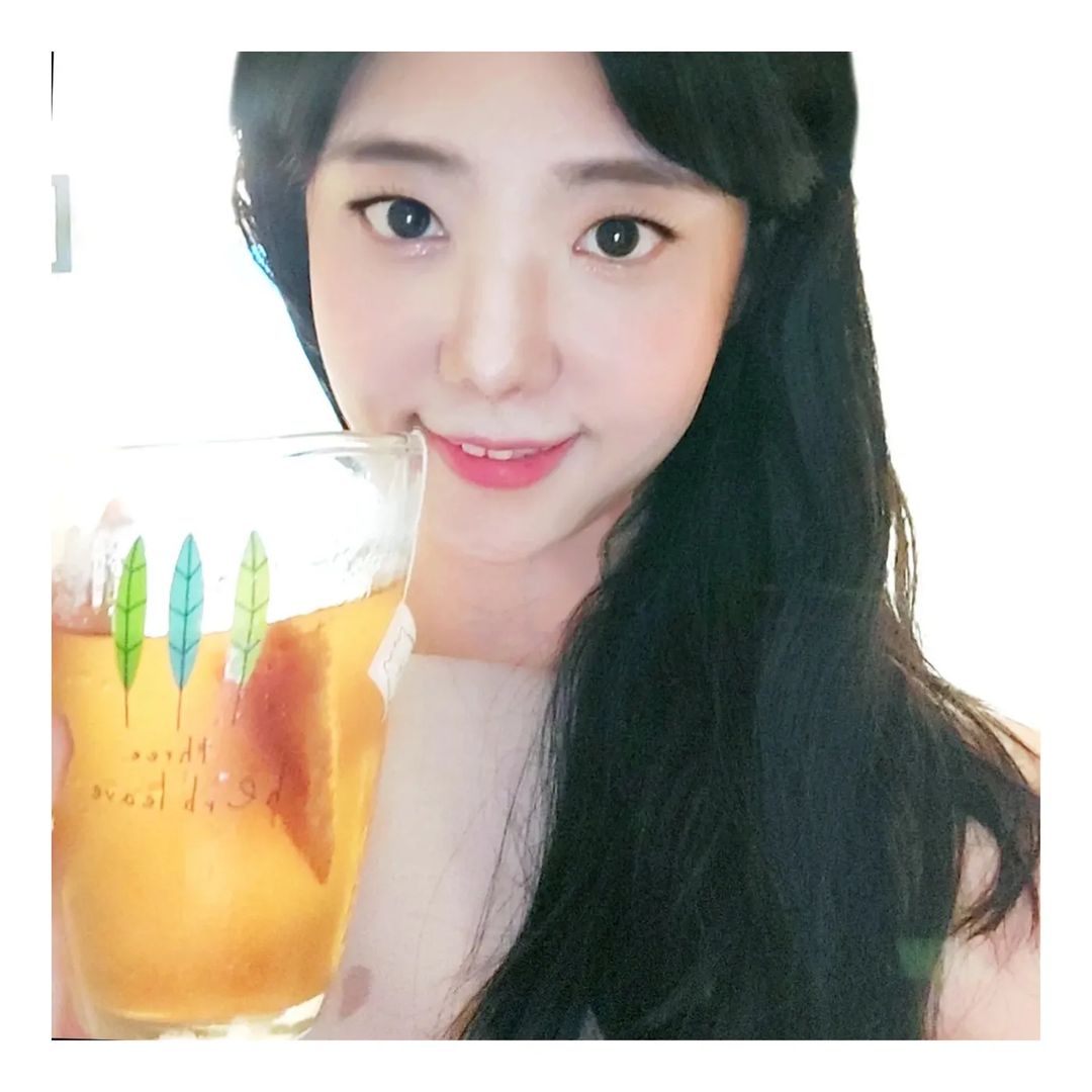 이선민 on Instagram: “#광고 #귀여운호박티 #늠름하게사진찍기 올댓뮤즈에서 소유님이 소개한 붓기관리 호박티😺❣️ 난 잘 붓는편이라서 붓기관리 해야하는 뇨자🙄🙄 건강에도 관심많아