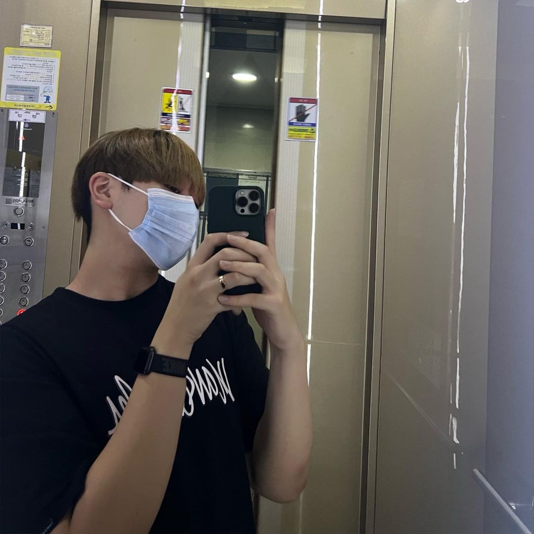 윤종빈 on Instagram: “#광고 "아이폰13PRO MAX 어반스티치 아티산 케이스" 케이스 이쁘다📱✨ 구매 링크 :…”