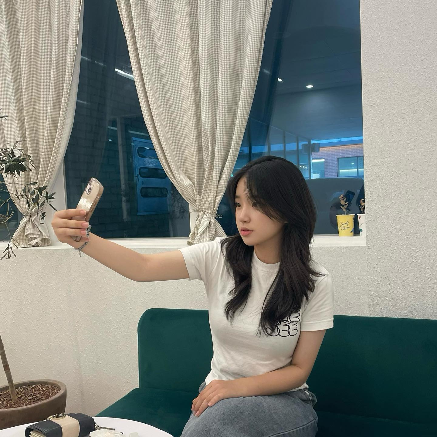 ⠀ 
사슴한마리가
도랑에빠져서
우울한하늘만
바라보다지쳐
울고있다고꼭
전해주실래요