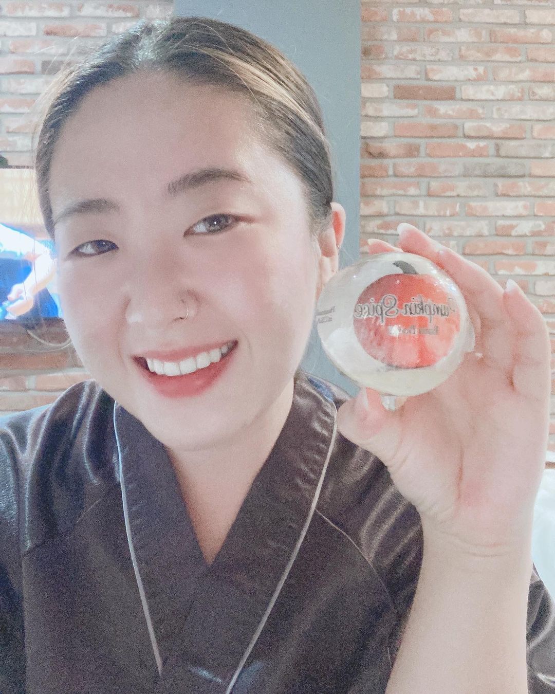 미나 on Instagram: “#광고 이번엔 배쓰밤 들고왔어요!ㅎㅎ 총 40까지 향이 있고 제가 사용해본제품은 pumpkin spice 예요! 포장 뜯는순간부터 스타벅스 pumpkin spice latte 의 향이 물씬! 이번 휴가때