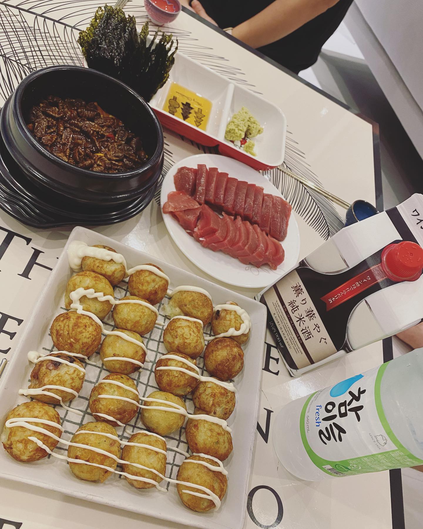 #하나야구준마이 #사케 #소주
#타코야키 #번데기탕 #참치회 

간만에..
사케,소주,맥주 섞어 마셨더니 
오늘 아침은 머리가 띵.
숙취 1도 없는 스타일인데…
어제 많이 마시긴 했나봐요.
내일 바리스타 실기셤인데…
손 바들바들 떠는거 아니겠지요? 😵‍💫 

#mdd_kitchen🖤 
#엠디디 #엠디디네 #엠디디키친 
#노브랜드타코야키 #유동뚝배기번데기탕 #동원참치회 
#숙ㅊㅟ🤢