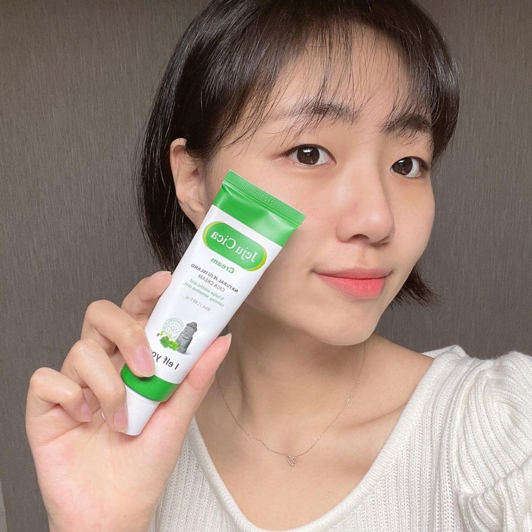 김현수 on Instagram: “#협찬 💚아이엘프유 제주시카크림💚 여드름, 좁쌀 혹은 여드름 자국 때문에 고민이신 분들을 위해서 제주 시카크림을 추천해드릴게요🤗 제가 며칠 꾸준히 써봤는데