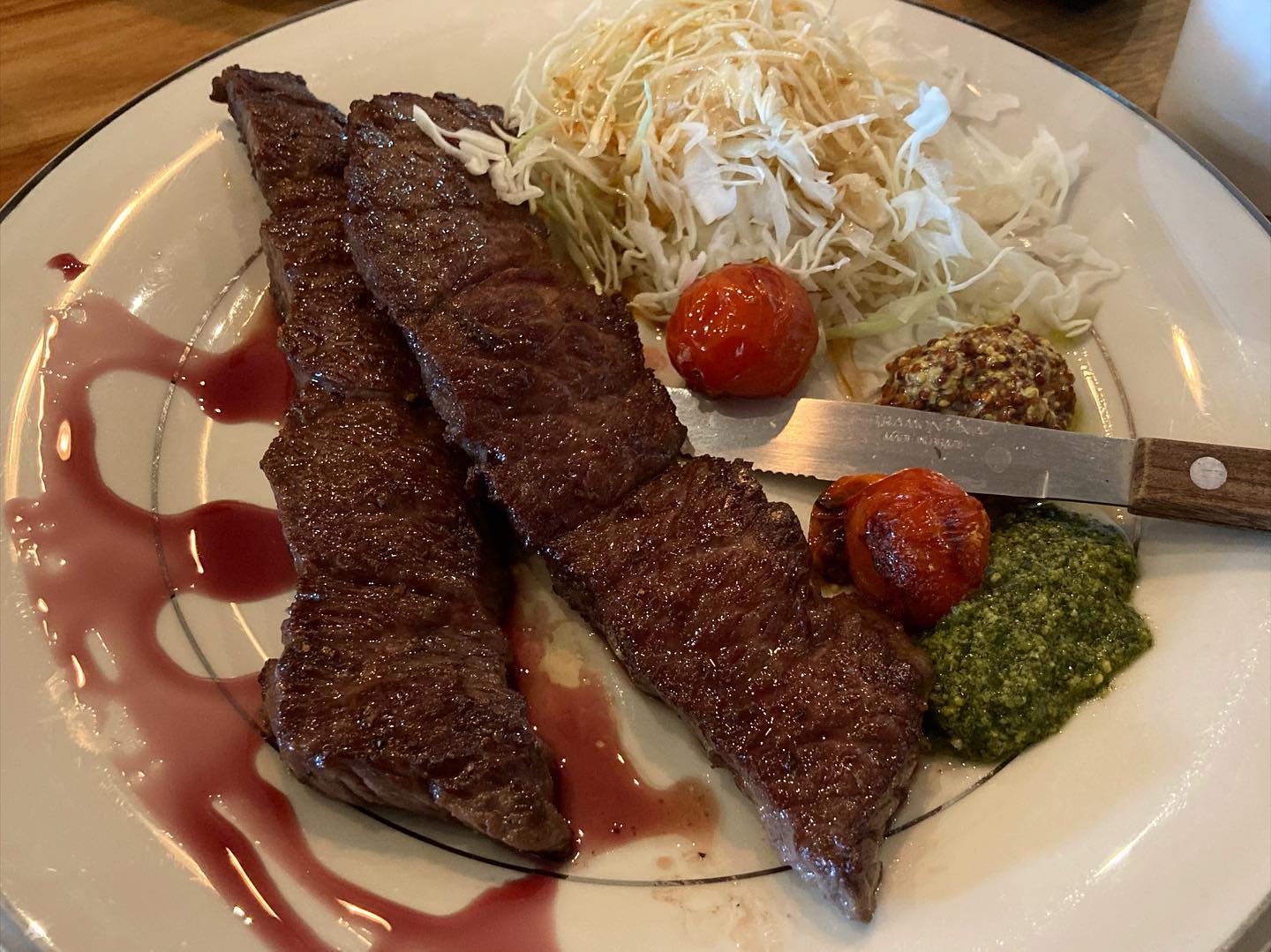 #행복길19 #스테이크맛집 #파스타맛집 #분위기맛집 

안녕하세용! 오늘은 여유있는 토요일인만큼~ 분위기 좋게 먹을 수 있는 곳을 소개하고자 합니당🕶
바로 '행복길19'라는 곳으로 양식집입니당!!
한번씩 파스타도 먹고싶은데, 분위기를 쫌 내고 싶다고 느낄때면 찾는 곳입니당

조치원에서 분위기있는 곳을 고르자하면, TOP3안에 드는것 같아용

(주문내역)
-살치살 스테이크
-쉬림프 로제 파스타

(후기)
행복길19는 에피타이저부터 디저트까지 모든게 완벽 그 자체입니당! 갓벽!⭐️🌟💫

우선 에피타이저로, 식전빵🍞은 따뜻하고 부드러웠어요!! 같이 나오는 소스 및 수프와도 잘 어울립니당. 이곳을 방문하면서 에피타이저를 남긴적은 없었어용

메인메뉴인 스테이크와 파스타!! 🥩스테이크는 야들야들했고 소스가 무슨 소스이지? 하면서 처음엔 어색했는데 먹을수록 고기와 잘 어울렸어용! 소스가 다른 스테이크 집과는 조금 다른 색다른 맛이었어용! 
파스타는 쉬림프 로제라서 실패할 수 없는 메뉴인데요, ㅎㅎ 예상되로 정말 꾸덕꾸덕하니 맛있었어용😋

디저트(후식)으로는 크림브뤨레가 나옵니당!! 이때, 식사를 다 하신후에 점원분께 "저희 디저트 주세용~" 하면 됩니다!! 디저트까지..정말 대박이죠?! 제가..크림브뤨레 엄청 좋아해서 여기를 계속 방문하는 것도 있어욯ㅎ 디저트까지 완벽하니깐!! 정말 맛있어용!! 그런데, 종종 재료소진으로 디저트를 못먹을때도 있으니 유의해주세용 ㅠㅠ 🥲

(기타 후기)
가게 내부도 예쁜 장식품도 많고 잘 꾸며놔서 인스타 갬성샷 찍기에도 적절합니당 ㅎㅎ📸
그리고 내부도 깔끔하고 넓어서 좋구요, 2인용, 4인용, 6인용 식탁으로 구성되어 있습니당🍽

예전에 돈까스나 리조뜨 등 다른 메뉴도 먹어봤었는데, 맛은 있었고 2명이서 먹기에도 꽤 많은 양이었어요!! 그리고 샐러드, 뇨끼, 리조또, 파스타, 돈까스, 스테이크 등 메뉴가 다양하므로 방문하셔서 취향에 따라 먹기 좋을 것 같아용🍛

끝으로, 재료 소진으로 인해 종종 일찍 마감하기도 하므로, 원거리에서 오시는 분들이라면 전화해보고 오시는 것도 좋을 것 같아요📞

(가게 정보)
📍행복길19
📍주소: 세종 조치원읍 행복길19 2층
📍운영: 11:30~21:00(라스트오더: 20:00)
📍브레이크타임: 15:00~17:00
📍휴뮤: 매주 월요일
📍번호: 044-863-8340
📍배달가능/화장실 있음, 주자창 없음