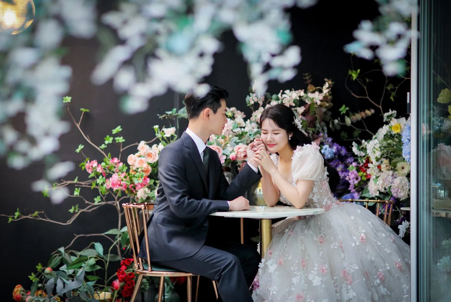🤵 원근 ❤️ 진희 👰 

함께하는 5번째 여름, 드디어 저희 결혼합니다! 

▪️일시 : 2022.08.20 13:40

▪️장소 : 분당앤스퀘어

​

인생에서 가장 소중하고 뜻깊은 날, 

한 분 한 분 찾아뵙고 인사를 드리는게 예의인 줄 알지만 나아질 줄 알았던 코로나가 더 심해지면서 죄송스러운 마음에 연락을 드리지 못한 분들도 많고, 모바일 청첩장이나 SNS로 소식을 전하게 되어 너무 죄송합니다. 
​

너그러이 이해해주시고 혹시라도 연락을 주신다면 감사한 마음으로 좋은 소식 전하겠습니다. 👫 

귀한 시간 내어 자리를 빛내주실 모든 분들께서도 미리 감사 인사드리며, 행복하게 잘 살겠습니다. 🙇🏻‍♂️🙇🏻‍♀️ ❤️ 

​
▪️ 모바일 청첩장은 프로필에 있습니다.