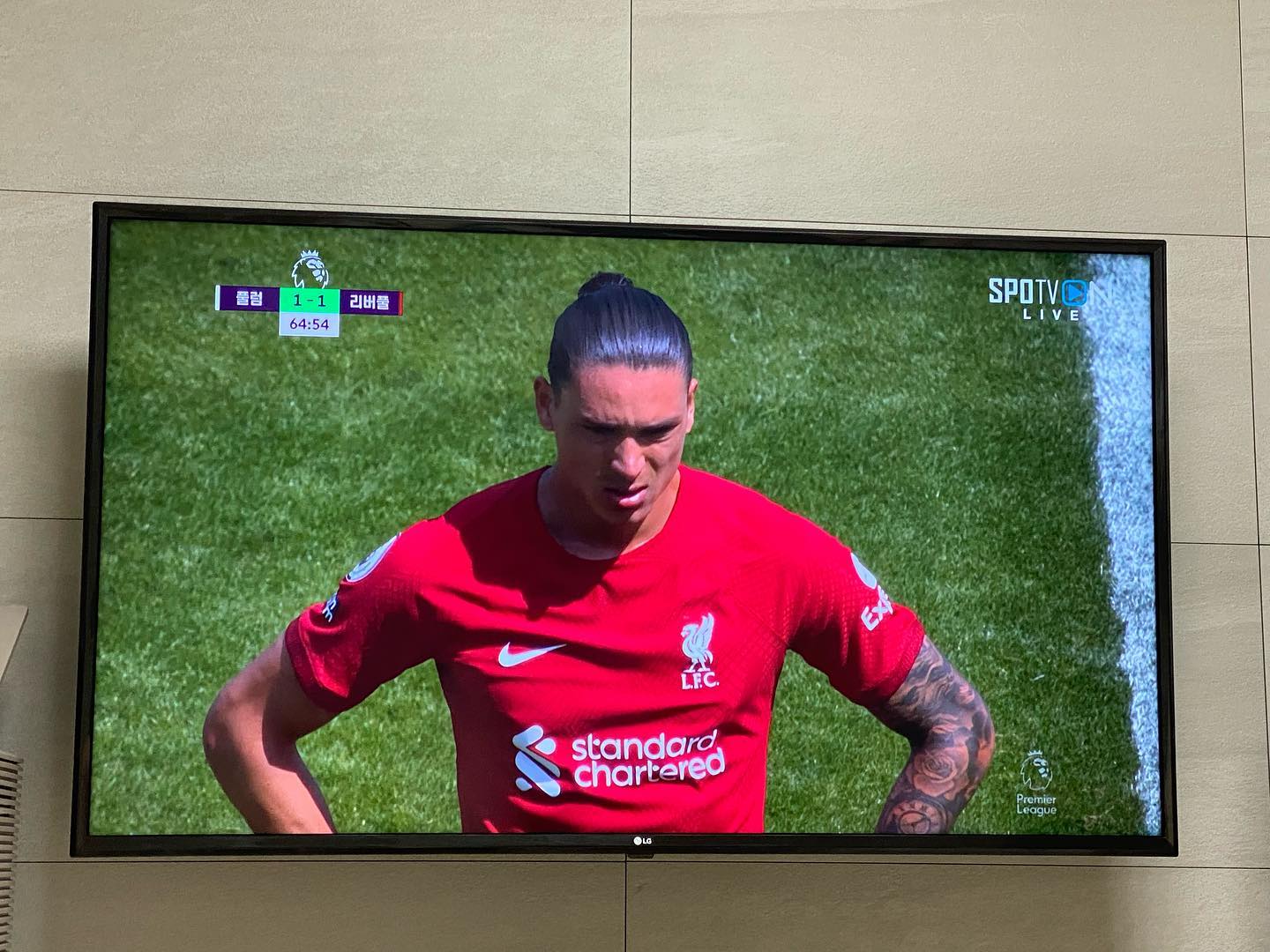 ⚽️

드디어 !!! 

첫 경기 데뷔골 축하 ☺️
그래서 이길거야 비길거야 ? 🤦🏻‍♀️

#누녜스 #리버풀 #리그1라운드 #프리미어리그 #이피엘 #축구 #축스타그램 #축구스타그램 #콥 #콥스타그램 #축덕 #축덕녀 #EPL #Liverpool #Liverpoolfc #LFC #YNWA #kop #thekop #kopstagram