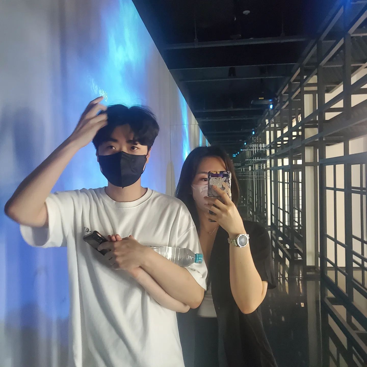 끝까지 손 잡고있는 🐗
