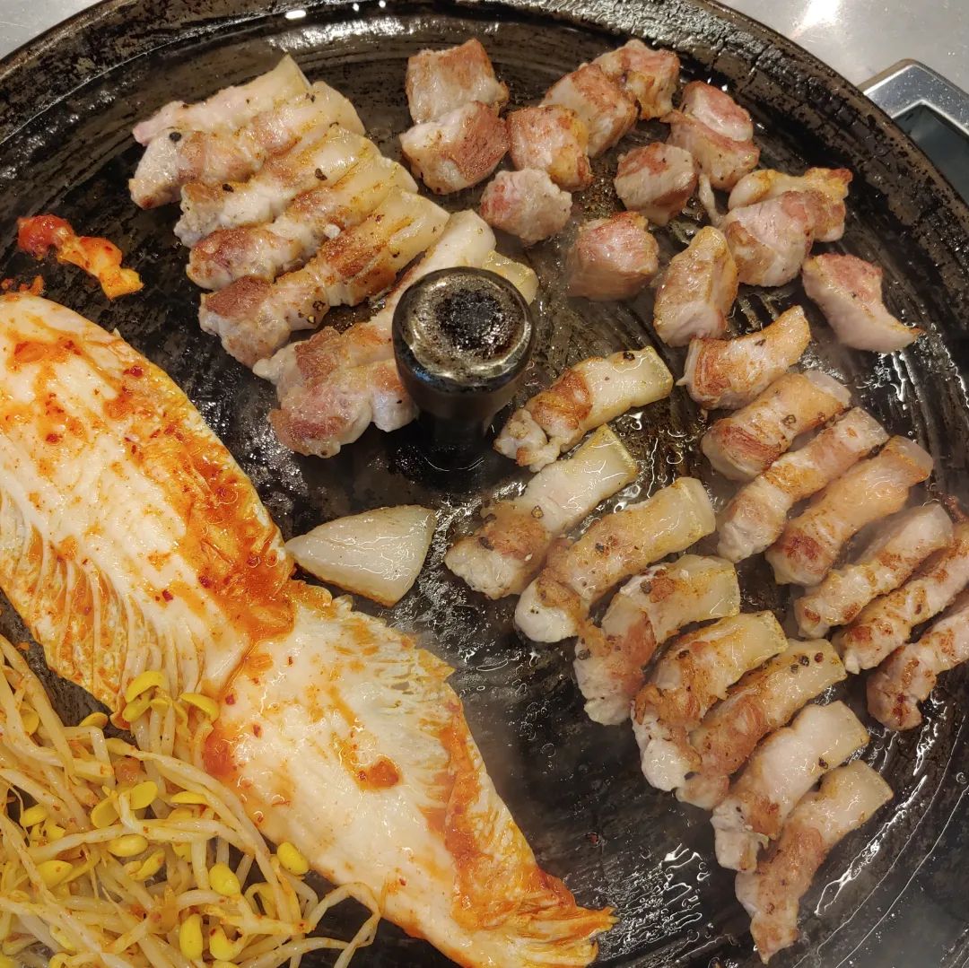 #협찬#목구멍시흥점#정왕동맛집

[숙성이고 나발이고 좋은 고기가 맛있습니다]
목구멍의 고기 철학인데요
직접 먹어보니 진짜 맛나요👍
솥뚜껑에 모두 구워주어서 편하고 최상의 굽기맛을 볼 수 있어요
실내가 엄청 시원해서 더위는 싹~!

주문 메뉴 : 미박삼겹살 2인분 + 목살 1인분 (1인분 가격 : 12,000원) + 비빔면 3,000원 + 회냉면 6,000원

식감 좋은 고기를 먹고 싶을 때 저렴한 사이드를 곁들이고 싶을 때 딱 좋은 곳입니다💯

#정왕동고기맛집#정왕동회식#정왕동모임#시흥맛집#시흥고기맛집#시흥삼겹살#미나리삼겹살#정왕동맛집추천#시흥정왕동맛집추천
