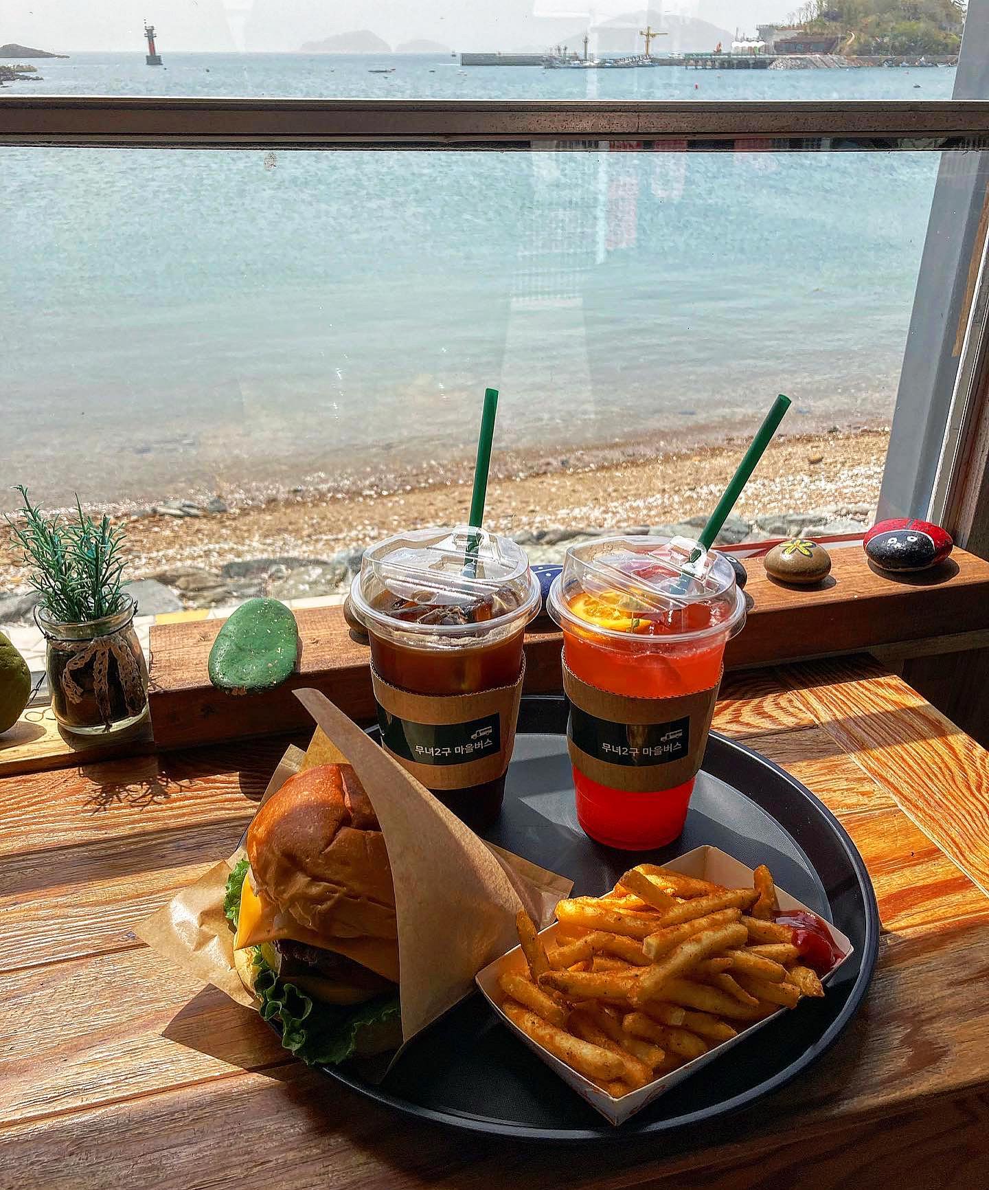 #미요요_군산 𖤐저장하고 꼭가기𖤐
🚍버스안에서 먹는 수제버거 🍔

바다뷰 진짜 최고죠 ♥️

뷰맛집인줄 알았다가 수제버거 맛집인정 ꯁ.̮ꯁ

💃🏻미요요 주문메뉴 💃🏻 
◡̈ 수제버거 커피세트 ₩15,500
◡̈ 자몽에이드 ₩5,500

수제버거 너무 맛있었어요♡ᜊ♡
커피와 자몽에이드 넘나 잘 어울림 🌈
빵이 정말 부드럽고 들어가 있어요 🍔 패티가 두툼하니 식감도 황홀! 혀가 춤췄음👅

버스안에는 에어컨도 나와서 완전 바닷가 앞에 앉아 먹는 느낌입니다 🌊
#방탄소년단 #rm 캐리커쳐도 있더라구요! ⸝⸝> ̫ <⸝⸝

또 다시 가고싶은 #무녀2구마을버스 🚌

오토바이 투어로 다녀왔는데요!
서울에서 8~9시간 정도 걸렸어요 🏍

군산에 가시면 꼭 들려보세요ෆ

✅ 평일 낮에 갔는데 정말 손님이 없었어요! 
✅ 버스에 들어가시면 메뉴 받을 때 물티슈 꼭 챙기세요! 아니면 매우 번거로움 ㅠㅠ
✅ 버스가 아닌, 오더받는 내부에도 자리가 많아요!

|| 업체명 :  무녀2구마을버스
|| 주소 :  전북 군산시 옥도면 무녀도동길 117
|| 영업시간 :  9:00-21:30 / 토요일 9:00-22:00

▀▄▀▄▀▄▀▄▀▄▀▄▀▄▀▄▀▄▀

#군산 #군산여행 #바이크 #무녀도 #군산가볼만한곳 #군산맛집 #수제버거 #버거 #오션뷰 #바다뷰 #일상 #여행에미치다 #국내여행 #먹스타그램 #먹방 #여행 #맛집 #food #맛스타그램 #푸드스타그램 #맛집추천 #먹팔 #맞팔 #맞팔환영 #선팔하면맞팔 #소통