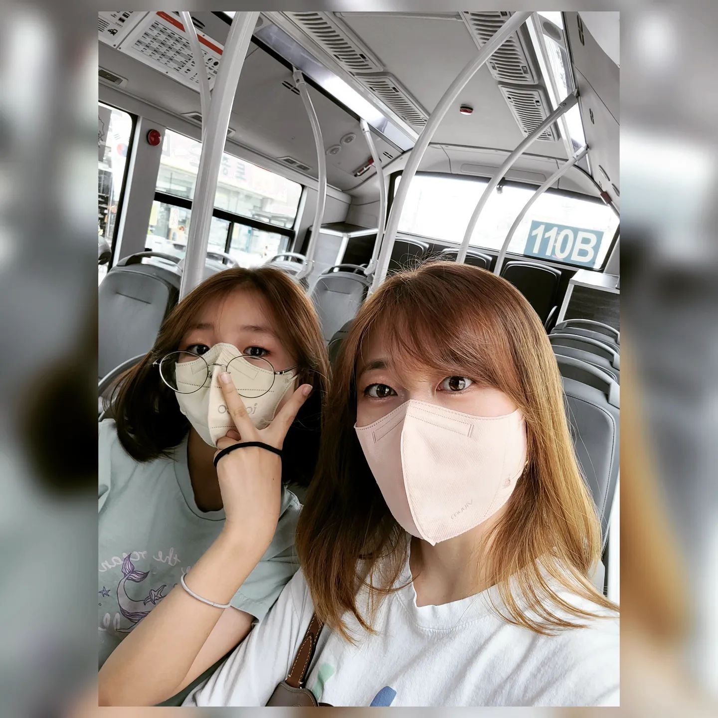 딸 여름방학 시작과 함께 염색하고 왔었어요】🤗
염색..염색 노래를 불러서 또 미용실에가서 함께 염색을 했네요🤣
블루블랙을 원하던 딸은 본 머리색에서는 블루색이 나타날 수 없어 이번에 브라운으로 염색을 했는데...
이런 엄마랑 같은 색이 되었네요😅
조금 밝은 모발로 있다가 다음엔 블루블랙으로 하시겠다는 큰 꿈을  안고서요😅
전 나이가 나이인지라 한두개씩 보이는 흰색 새치를 가리기위해 뿌염이 필수가 되어버린 슬픈 현실이네요😭
나이가 더 들기전 다시 긴머리를 해보려 머리를 기르는 중이라 머리길이가 참 미운 상태이지만...
조금만 더 참고 버티다 보면 긴머리 금방 될 수 있겠져😆