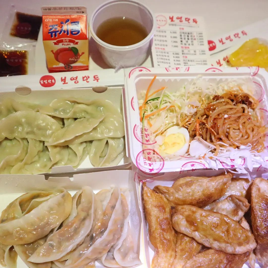 #협찬 대구 범어동 ♡보영만두♡ 에서 진짜 맛있는 만두랑 쫄면 먹었어요ㅎㅎ 

사실 예전에도 몇번 갔었어요ㅎㅎ
♡고기군만두는 첨 먹었는데요. 진짜 군만두가 최고였어요.
바삭바삭하고 육즙팡팡한게 진심 넘 맛있더라구요♡♡♡

♡물론, 고기찐만두, 김치찐만두 는 이미 먹어봐서 아는 맛이었지만, 역시나 맛있었어요ㅎ
특히, 김치찐만두 정말 맛있네요ㅎㅎ 적당히 매콤새콤한 김치찐만두 강추 합니다ㅎ 

♡안매운 쫄면도 첨 먹어봤는데, 솔직히 전 쫄면 별로 안 좋아하는데..이 쫄면은 흡입했네요ㅎㅎ
뭔가  군만두랑 넘  잘 어울립니다ㅎㅎ
매운쫄면은 얼마나 매울지 궁금하네요ㅎ

💗 보영만두 대구범어점 boyoung_mendoooo
📍 대구 수성구 달구벌대로492길 45 1층 (범어동 204-26)
⏰ 11:00 - 22:00, 수요일 정기휴무
브레이크타임 15:00 - 17:00, 주말은 브레이크타임 없음
📞 053-215-0031
✔️단체석, 주차, 포장, 배달, 예약, 무선 인터넷, 남/녀 화장실 구분, 국민지원금

#보영만두대구범어점#수성구청역만두#수성구청역쫄면#수성구청역냉면#수성구청역냉쫄면#수성구청역보영만두
#범어맛집 #만두맛집 #만두 #군만두 #고기만두 #김치만두 #찐만두
#범어역맛집 #먹팔
#수성구청역맛집 
#범어동만두 #수성구청역
#쫄면#수성구청역냉면
#수성구청맛집 #대구만두맛집