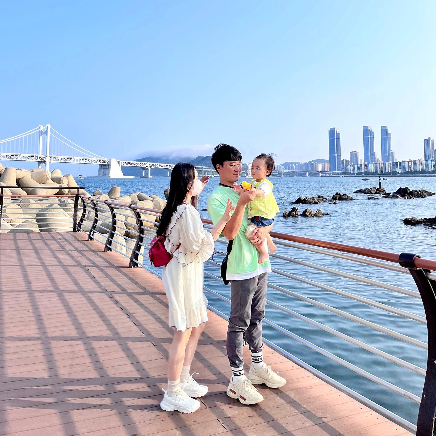 동생들이 열심히 찍어준 우리셋👨‍👩‍👦
비몽사몽 이서랑 신난 엄빠🤪
며칠동안 할무니할아버지 이모 삼촌들이랑 꽉차게 행복했다💕💕 #친정은사랑입니다 🪄

#부산여행
#여름휴가
#가족나들이 
#아기랑여행 #딸맘