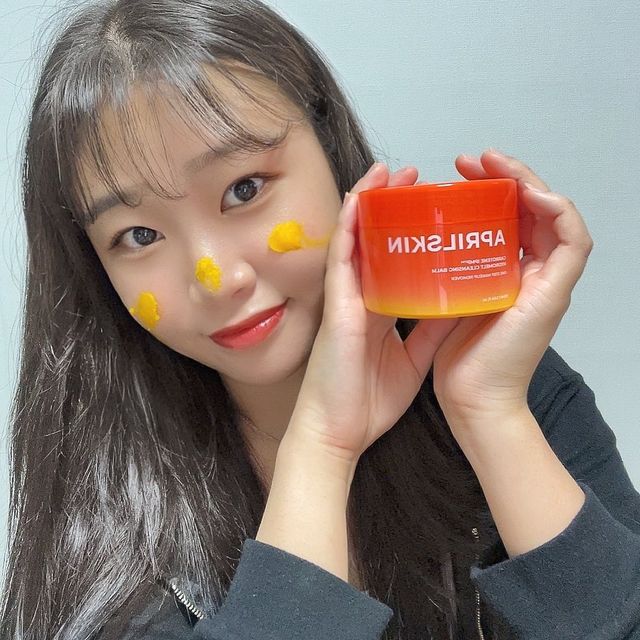 박세희 on Instagram: "#광고 X @aprilskin_korea 캐로틴 시리즈 체험하기 🤍캐로틴 IPMP 멜팅 클렌징밤🤍 클렌징밤이라서 그런지 얼굴에 올려놔도 흘러내리지 않고 고정된게 아주 맘에 들음😊 사용