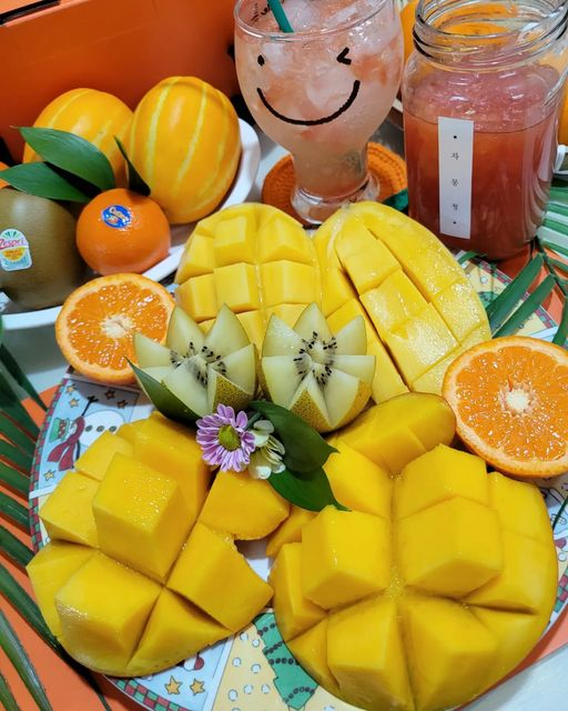 영어강사 Jenny쌤 on Instagram: "🥭꿀모닝~🍊 달콤한 인생입니다 ~ 💕 제니쌤은 몸과 마음에 활력을 더해주는 러블리 #과일 <자연을 담은 과일> #자담 #애플망고 🥭 #골드망고 #골드키위 🥝 #레