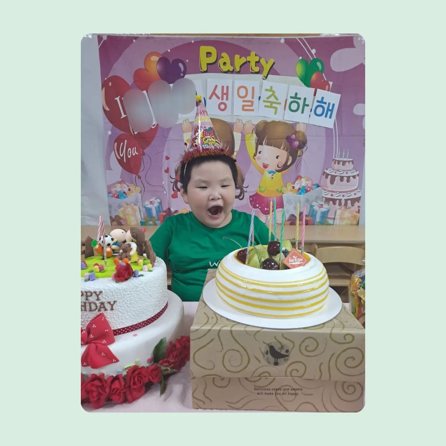 너무너무 아팠다.
너무너무 힘들었다.
음식냄새만 맡아도 울렁,
내가 말할때도 울렁.
그저 죽은듯이 누워있는거 밖엔 할수있는게 없었다.
.
8월10일 막둥이의 생일..
하나님께선,
내게 살아야할 이유를 다시금 알게하신다.
나를 통해 우리 아이들을 얼마나 사랑하시는지 알게 하신다.
.
#엄마이기에
나는 일어났고,
나는 움직였고,
나는 살아났다.
.
행복해하고, 뿌듯해하는 막냉이의 표정속에서 나는 다시금 기도하고, 다시금 결심한다.
'나는 꼭 살아서 하나님께 감사찬송해야지'
.
#살아야한다 #암투병중 #암환자엄마
#내가살아야할이유 #삼남매맘