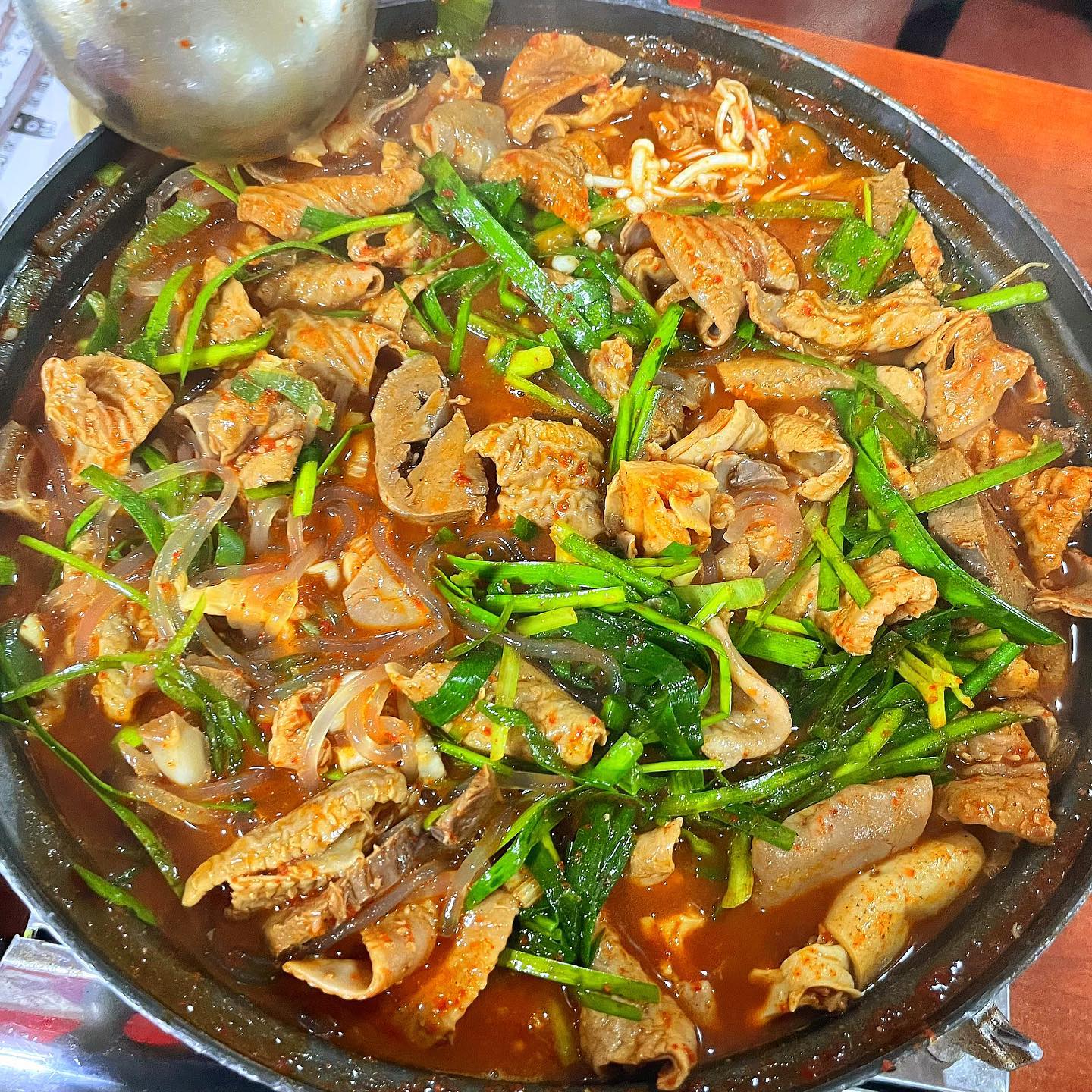 담양 찐 맛집 #창평국밥 
저는 곱창전골 2인분을 주문했어요!
2인분인데 양이 넘 많아요ㅜㅜ 먹어도 끝이 없어요🙃
저는 개인적으로 막창전골보다 곱창전골을 추천해용✨
자극적이긴 하지만 물을 쫌 넣어서 먹으니 밥 한 공기 뚝딱🙌
다들 담양카페 갔다가 맛저하세요🧡
✔️주차장 넓어요!
✔️노란간판이에요💛
✔️ 주소:전남 담양군 창평면 사동길 12-12