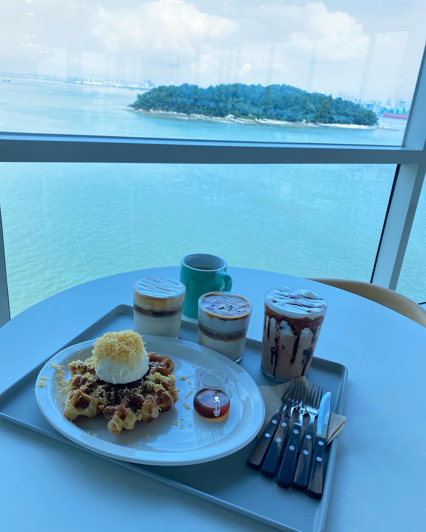 #아테리토 #오션뷰카페 

며칠 내내 비가 오더니 드디어 해가 반짝✨
3면이 오션뷰인 인천영종도 카페에 다녀왔어요.
보기만해도 가슴이 뻥 뚫리는 기분💜 

#mdd_kitchen🖤 
#엠디디키친 #엠디디 #엠디디네 
#뷰맛집 #오션뷰카페 
#구읍뱃터 #인천데이트 #영종도데이트