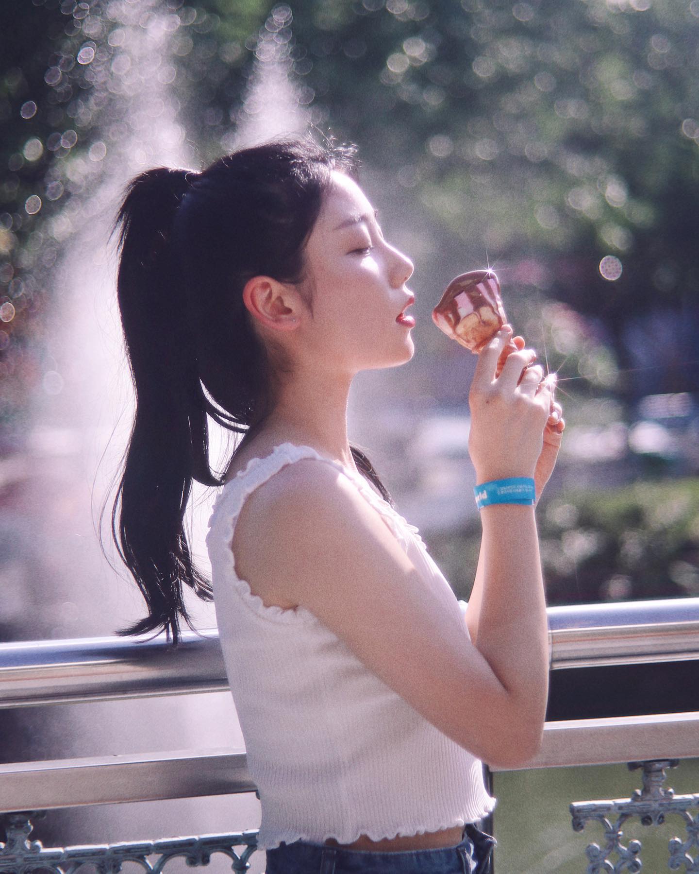 📷#쵸파필름
아이스크림 무한으로 함냐함냐하고픈
요즘 날씨🍦🍦🍦
.
.
부산은 올해 비소식이 참 뜸한데
윗동네에 피해가 어마어마해서 깜짝 놀랐네여
다들 남은여름 장마대비 잘 하시길 바란다는🥹
.
.
8~9월 스냅촬영 예약받고있습니다:)
( 이번달은 25일까지 전체 마감했습니다!.!
8월 문의주시는 고객님들은 26일 이후부터 예약 가능하니,
일정 참고해서 예약문의 주셔요!.! )
촬영문의는 DM이나 카톡으로 부탁드립니다🐋🐋🐋
#놀이공원스냅