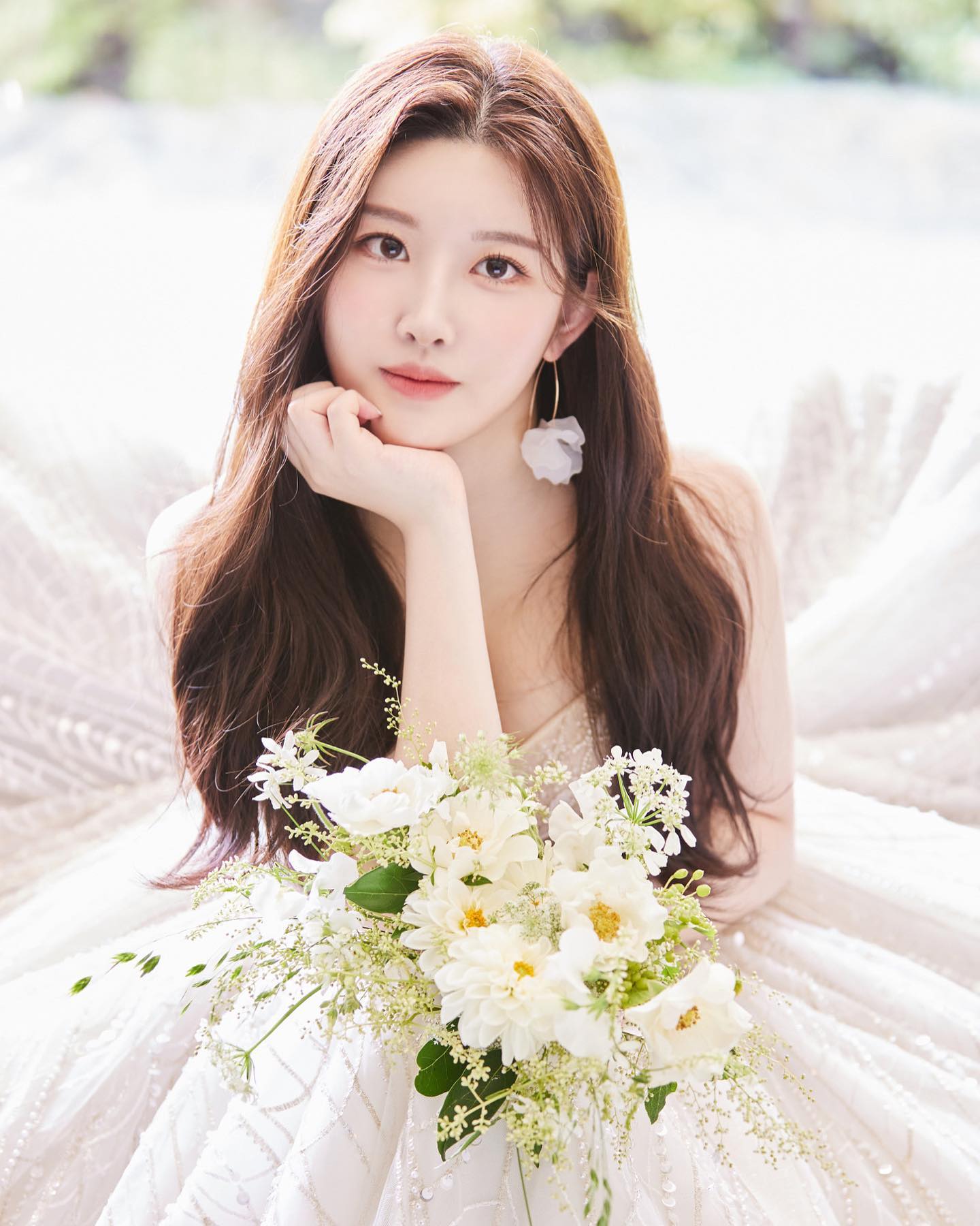 이제야 올려보는 공쥬놀이 사진👸🏻
무이 독사진 + 촬영 가봉때 선택 못했지만 너무 예뻤던 드레스들🤍
Mui + Lux = Love 🫶🏻🫧