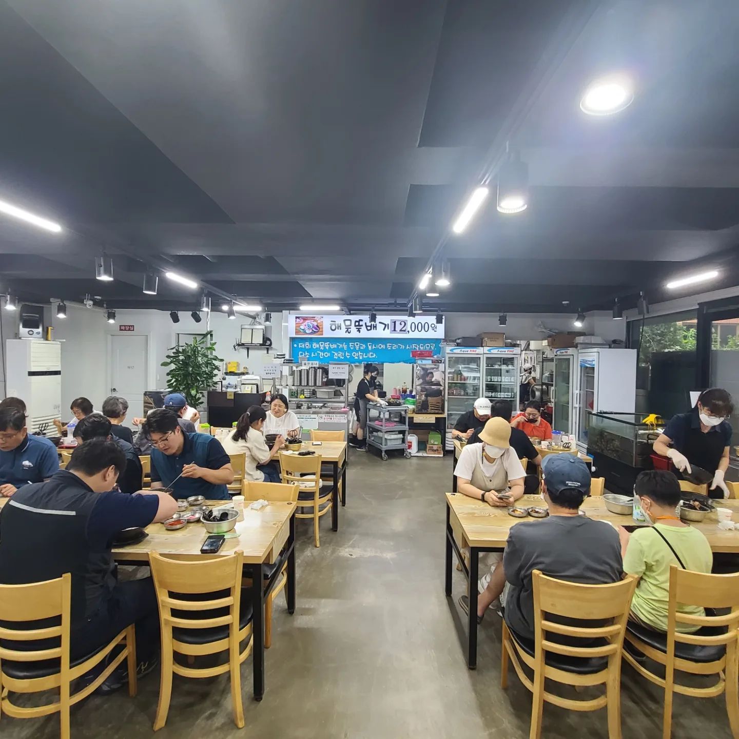 우연히 점심먹으려고 돌다가 찾은곳인데 김포 장기동쪽 사는분들 무조건  잡쏴봐~~
국물맛 끝내주고 해감도 잘되서 이물감없고 가격대비 혜자스러운 푸짐한 해산물까지...엄지척 30분기다렸는데 웨이팅 대박인듯~
.
.
.
#맛집탐방 #김포맛집#장기동맛집#통영해물뚝배기
#전복#홍합#통오징어#바지락#새우
#개꿀#점심식사#가성비갑