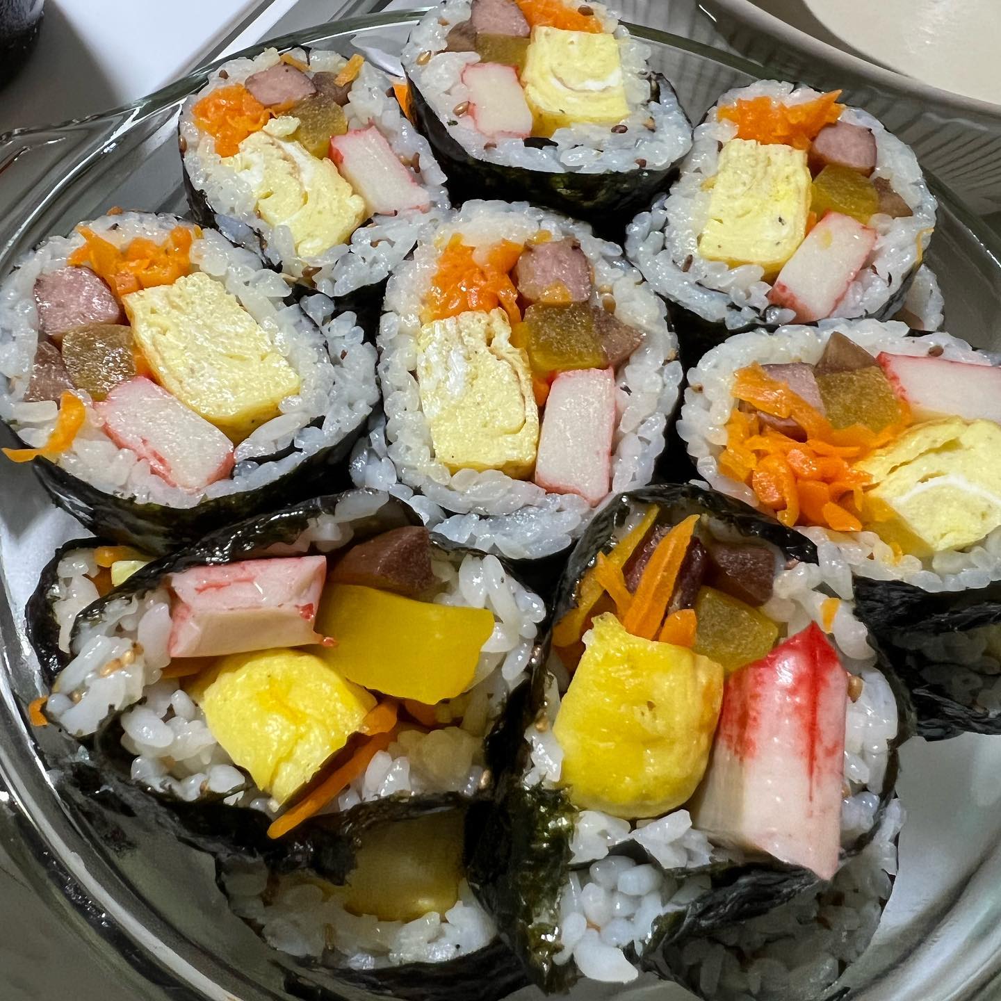 나름 첫 김밥 성공적🫢
당근김밥 하려고 했는데
계란이랑 당근만 들어가면
안드실분이 계셔서 ㅋㅋ
그냥 김밥 ㅋㅋㅋ
생각보다 어려울게 없었는데
준비하기 까지가 귀찮았다고 한다.

#집김밥 #만들어먹는게맛있지만귀차늠 #김밥
#당근김밥 #당근두개로는부족 #남은재료로또해먹어야지