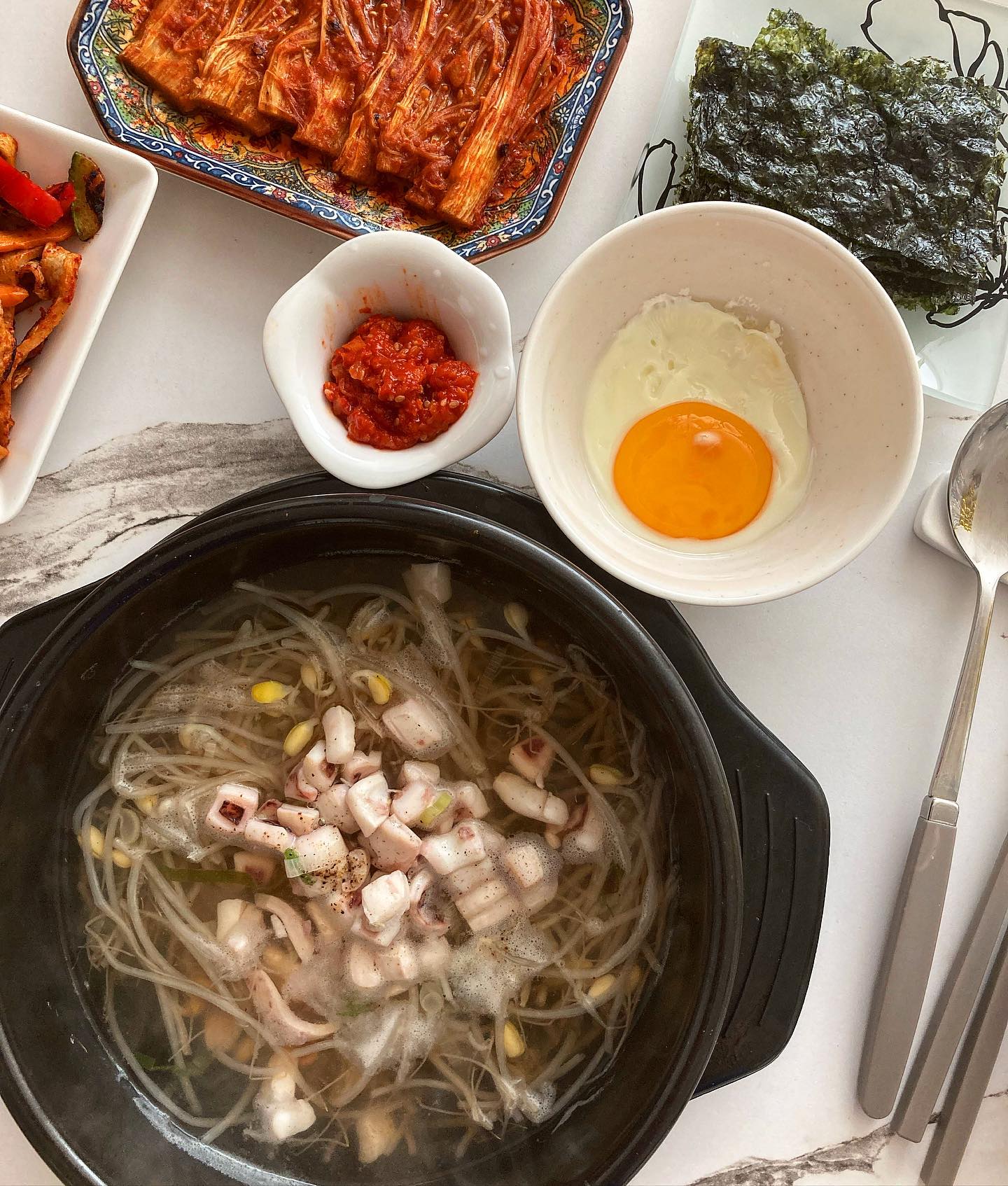 오늘은 어무니 아침밥으로 
#전주 콩나물 국밥을 만들어 드렸어요 👩🏻‍🍳

전주식 콩나물 국밥은 오징어와 달걀이 저렇게 나오는데요! 🐙 🥚

달걀은 국밥 먹기 전, 국물을 2~3스푼과 콩나물, 김을 조각내어 노른자를 터트리고 비벼먹는 거 랍니다! 💃🏻

제가 전주에 가서 너무 맛있게 먹은 #현대옥 을따라해 봤어요 :) 🍚
육수도 다시마, 멸치, 대파, 통후추로 1시간동안 끓였어요 🫖

엄마를 모시고 전주에 가진 못해도, 전주에 온 것처럼 느끼게 해드리고 싶었는데
너무 너무 맛있다고 하셔서 행복했네요!₍ᐢ..ᐢ₎♡̷

매콤 팽이버섯은 고추장으로 베이스를 했답니다 🍄 🌶

인님들 오늘 아침밥은 뭘 드셨나요🤔

＊┈┈┈┈＊┈┈┈┈＊┈┈┈┈

#전주콩나물국밥 #콩나물국밥 #집밥 #요리 #한식 #먹스타그램 #먹방 #foodfic #instafood #먹방 #맛집 #먹부림 #food #맛스타그램 #푸드스타그램 #맛집추천 #먹팔 #맞팔 #맞팔환영 #선팔하면맞팔 #맞팔댓글 #먹소통 #소통