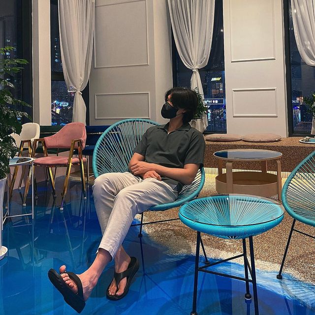 김종민 on Instagram: "#광고 #협찬 여름에는 역시 쪼리 아닌가요? 저도 이번 여름에 쪼리로 많이 보냈어요..ㅎ 편하면서도 모든 옷과 잘 어울리고 무엇보다 무더운 여름에 시원하게 착용할 수