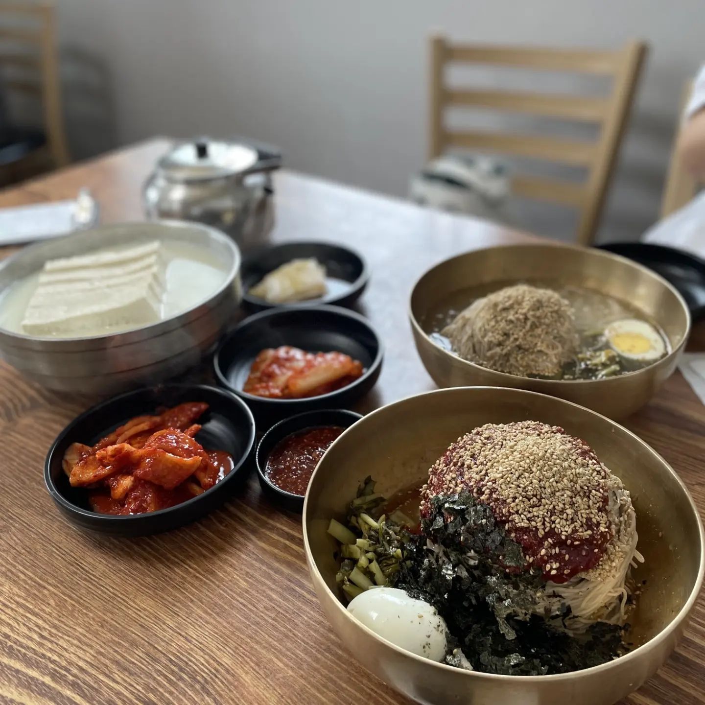 #양평맛집 #메밀가막국수 

홍천 비발디파크에 놀러갔다가 들린
#막국수맛집
비발디파크 근처에는 막국수집이 많더라구요 ㅎㅎ

전날 물놀이에 힘을 쏟아서 무조건 막국수에 수육을 먹을 생각으로 왔는데
도착하자마자 두부만드는 공방이 보이는거 아니겠어요😆

오!! 이건 먹어야대!!

두부를 좋아하는편은 아니지만
그집의 특색있는 메뉴는 꼭 먹어보는편😋

✔️ #순메밀비빔 ₩12,000
✔️ #순메밀물 ₩12,000 🫶🏻
✔️ #모두부 ₩10,000

참고로 순메밀국수는 2인분이상부터 주문이 가능하지만
저는 무조건 순메밀!! 일반메밀은 서울가서 먹으면 되니까요 ㅎㅎㅎ

전반적으로 음식이 고소하면서 재료 본연의 맛이 잘느껴져요
저는 가끔식 이렇게 삼삼하면서 자극적이지 않은 맛도 좋더라구요 🥰
모두부는 어찌나 꼬숩던지👍
저의 최애메뉴는 순메밀물이였지만 모두부도 한번씩 드셔보길 추천드려요!!

자극적인 맛을 좋아하시는 분들은 입에 안맞을수 있다는 점🙃
.
