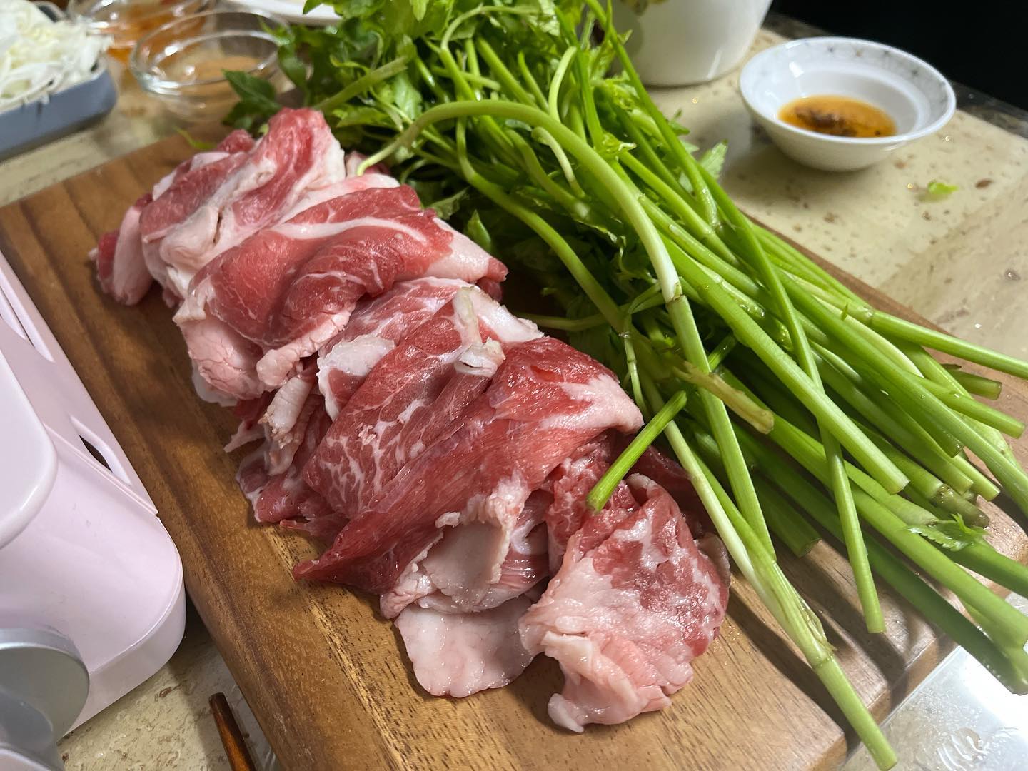#오늘회제공#오늘회 #회 #당일배송 
.️
차돌박이 맛집 오늘회💚
오늘회는 신선한 회도 있지만 품질좋은 고기까지👍🏻
꿀조합인 미나리와 함께 구워 먹었어요
신선하게 배송와서 씻을 필요없이 바로 탁💕
집에서 해먹기 너무 간편하답니다😍
차돌박이에는 월남쌈이 잘 어울려서
같이 먹으니 꿀조합이네요~ 야채도 많이먹고
고기도 넉넉하게! 5인가족 배부르게 먹었어요
고기품질도 좋아요 우리가족 모두 만족!
.
❤️오늘회에서 8월동안 신선 정육 최대 40% 할인 중
❤️오늘회 가입 시 친구코드를 입력하면 바로 1만포인트를 받을 수 있어요
.
#미나리 #차돌박이 #꿀조합#우리집이회맛집#먹팔#먹스타맞팔#집밥 #오늘드림 #초신선마켓 #홈쿡 #집콕#집밥스타그램 #고기스타그램 #소고기