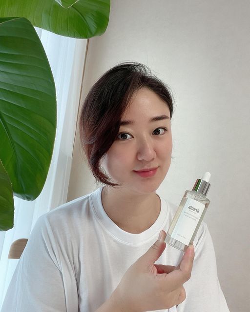 🏷나용팝 Yunayoung on Instagram: "#광고#Gracis#그라시스#스팟 라이트 황금세럼#황금세럼#세럼#앰플#유이#올댓뮤즈3#잡티#기미#색소침착#미백#협찬"