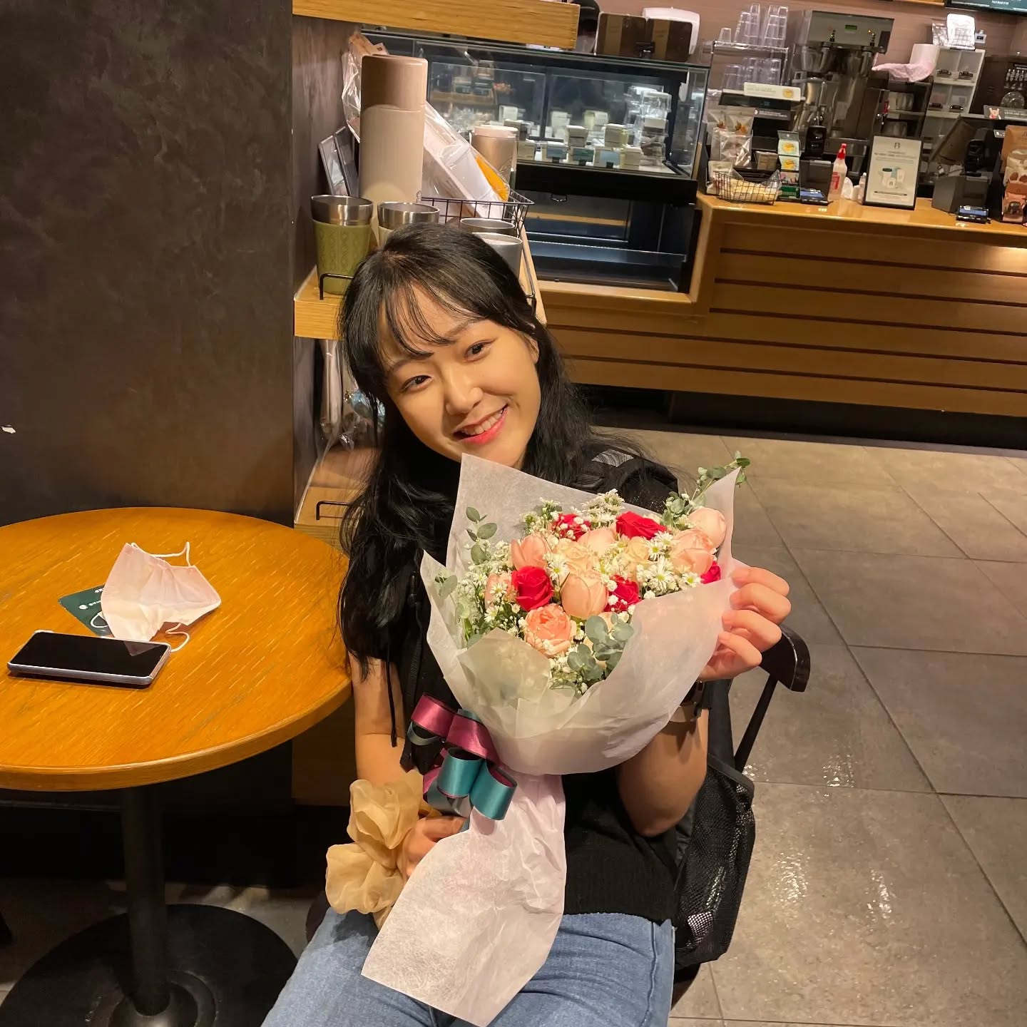 생일에 공연 보러와준 혜니랑 
셋중에 젤 예쁜 영운오빵,, (ง˙∇˙)ว